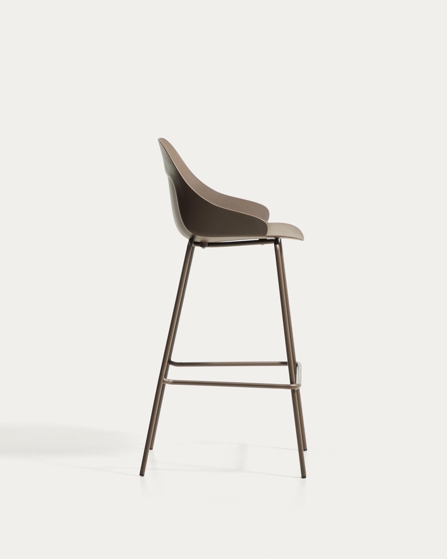 Hocker Sanile mit Stahlbeinen mit braunem Finish, 74 cm in Braun präsentiert im Onlineshop von KAQTU Design AG. Barhocker ist von Kave Home