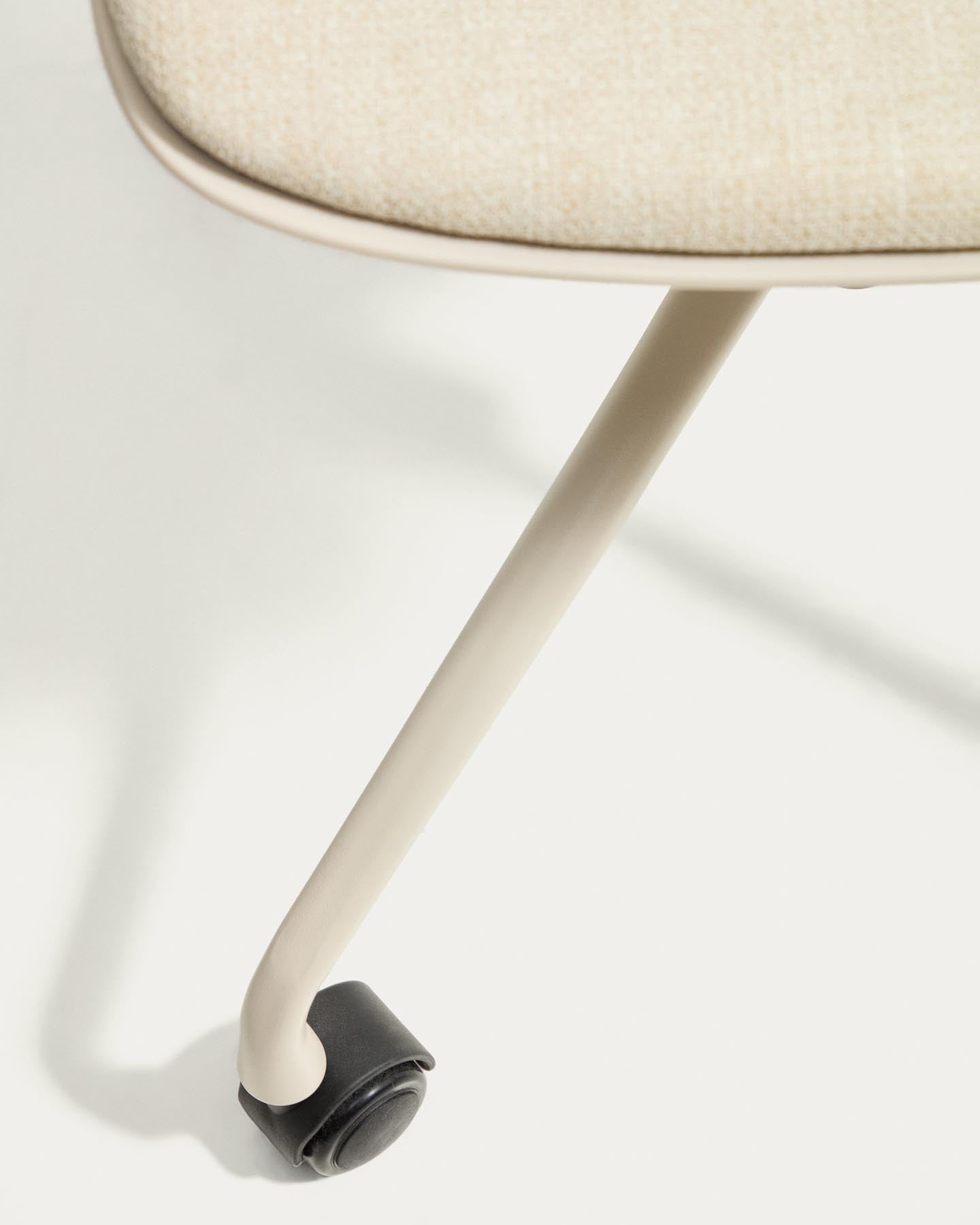 Schreibtischstuhl Debari mit Chenille-Kissen und Stahlbeinen mit beigem Finish  in Beige präsentiert im Onlineshop von KAQTU Design AG. Bürostuhl ist von Kave Home