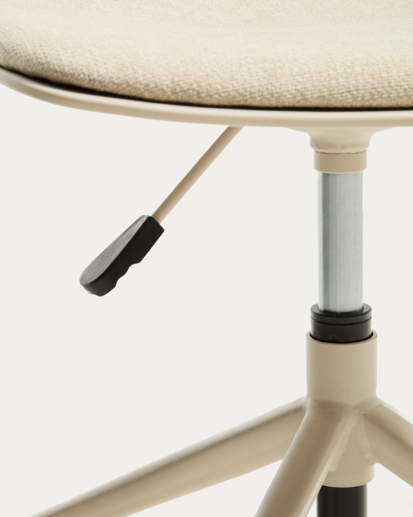 Schreibtischstuhl Debari mit Chenille-Kissen und Stahlbeinen mit beigem Finish  in Beige präsentiert im Onlineshop von KAQTU Design AG. Bürostuhl ist von Kave Home