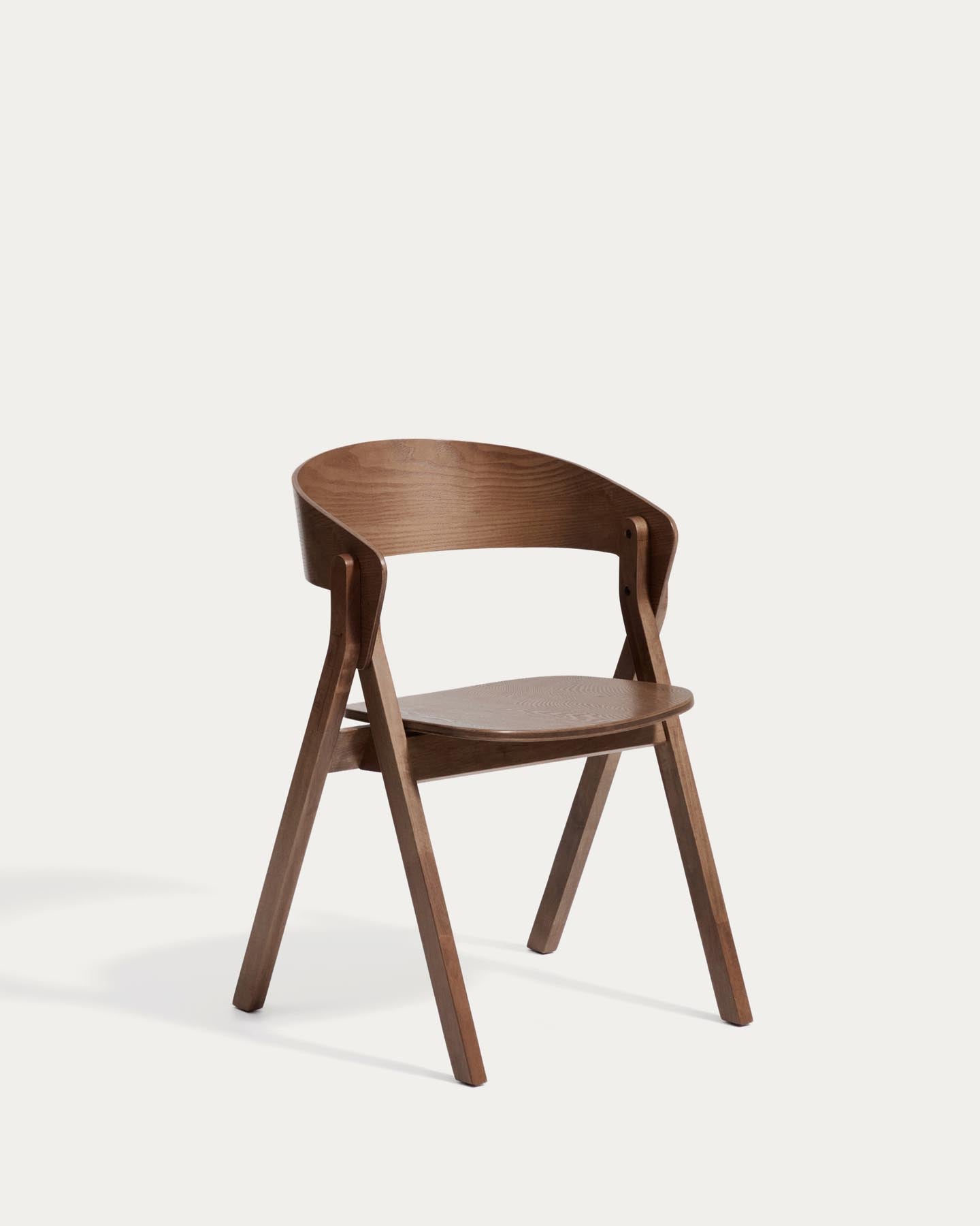 Stuhl Godia aus Eichenfurnier mit Nussbaumfinish in Braun präsentiert im Onlineshop von KAQTU Design AG. Stuhl mit Armlehne ist von Kave Home