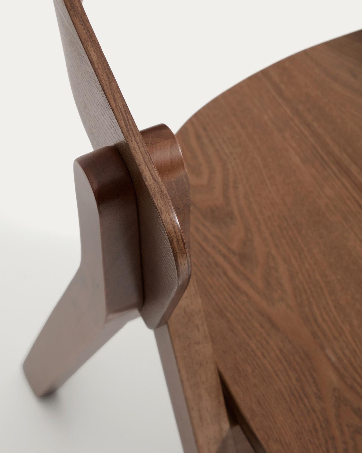 Stuhl Godia aus Eichenfurnier mit Nussbaumfinish in Braun präsentiert im Onlineshop von KAQTU Design AG. Stuhl mit Armlehne ist von Kave Home