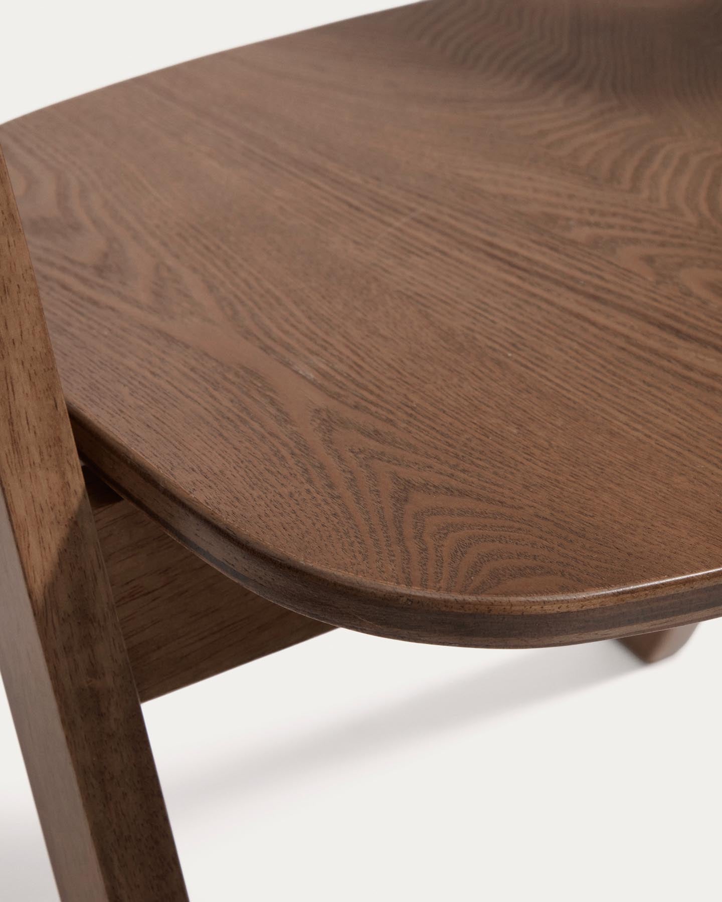 Stuhl Godia aus Eichenfurnier mit Nussbaumfinish in Braun präsentiert im Onlineshop von KAQTU Design AG. Stuhl mit Armlehne ist von Kave Home