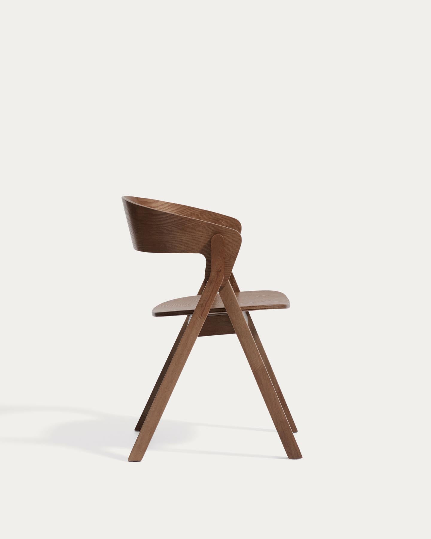 Stuhl Godia aus Eichenfurnier mit Nussbaumfinish in Braun präsentiert im Onlineshop von KAQTU Design AG. Stuhl mit Armlehne ist von Kave Home