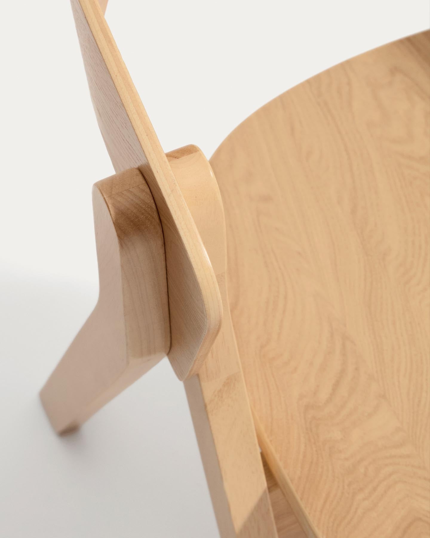 Stuhl Godia aus Eichenfurnier mit naturfarbenem Finish in Beige präsentiert im Onlineshop von KAQTU Design AG. Stuhl mit Armlehne ist von Kave Home