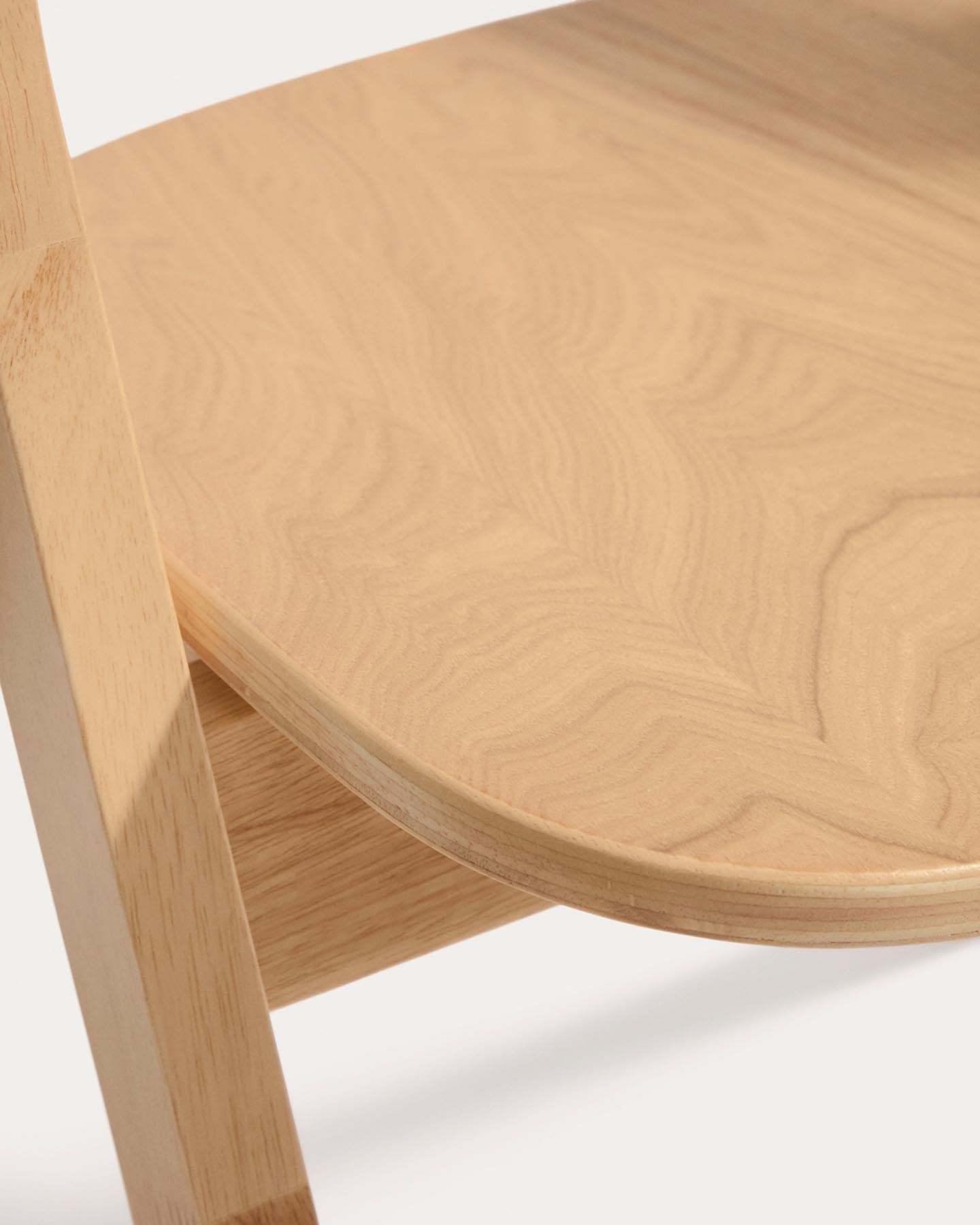 Stuhl Godia aus Eichenfurnier mit naturfarbenem Finish in Beige präsentiert im Onlineshop von KAQTU Design AG. Stuhl mit Armlehne ist von Kave Home