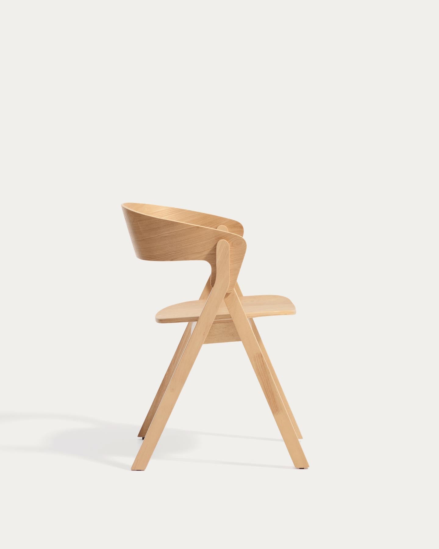 Stuhl Godia aus Eichenfurnier mit naturfarbenem Finish in Beige präsentiert im Onlineshop von KAQTU Design AG. Stuhl mit Armlehne ist von Kave Home
