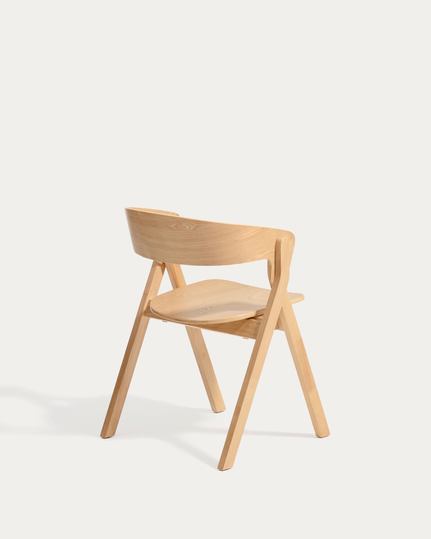 Stuhl Godia aus Eichenfurnier mit naturfarbenem Finish in Beige präsentiert im Onlineshop von KAQTU Design AG. Stuhl mit Armlehne ist von Kave Home