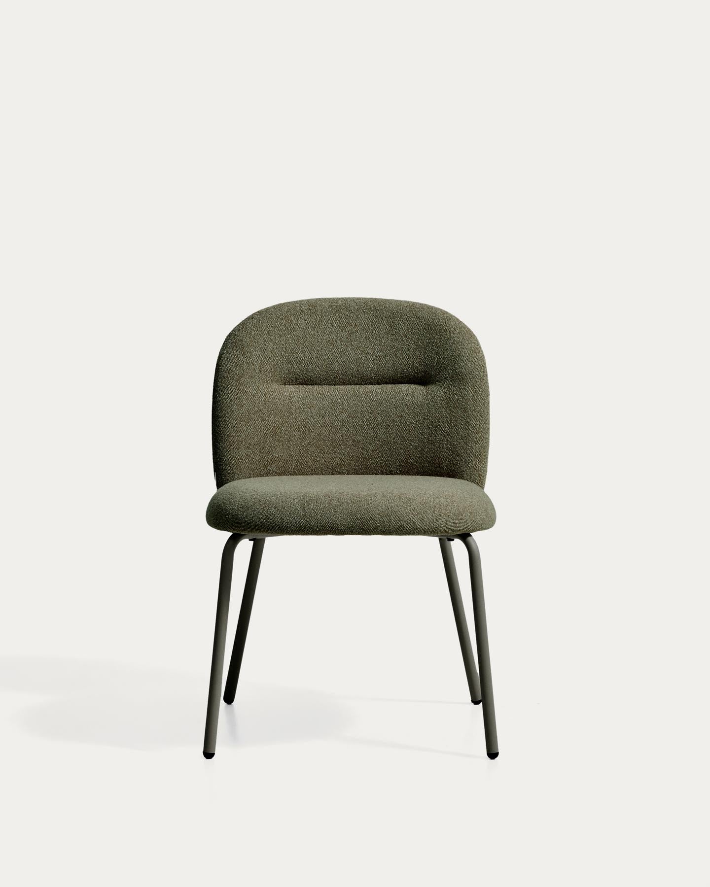 Stuhl Arino mit grüner Chenille und grünen Metallbeinen FSC 100% in Grün präsentiert im Onlineshop von KAQTU Design AG. Stuhl ist von Kave Home