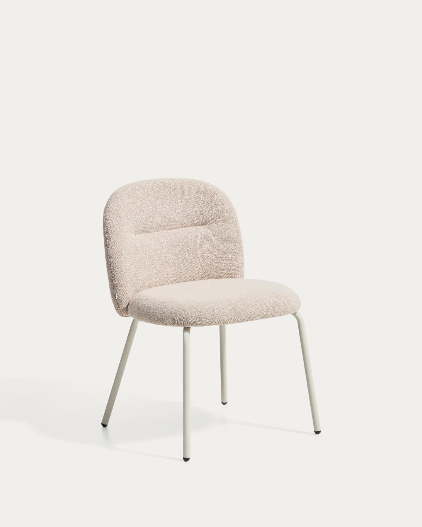 Stuhl Arino mit beiger Chenille und beigen Metallbeinen FSC 100%  in Beige präsentiert im Onlineshop von KAQTU Design AG. Stuhl ist von Kave Home