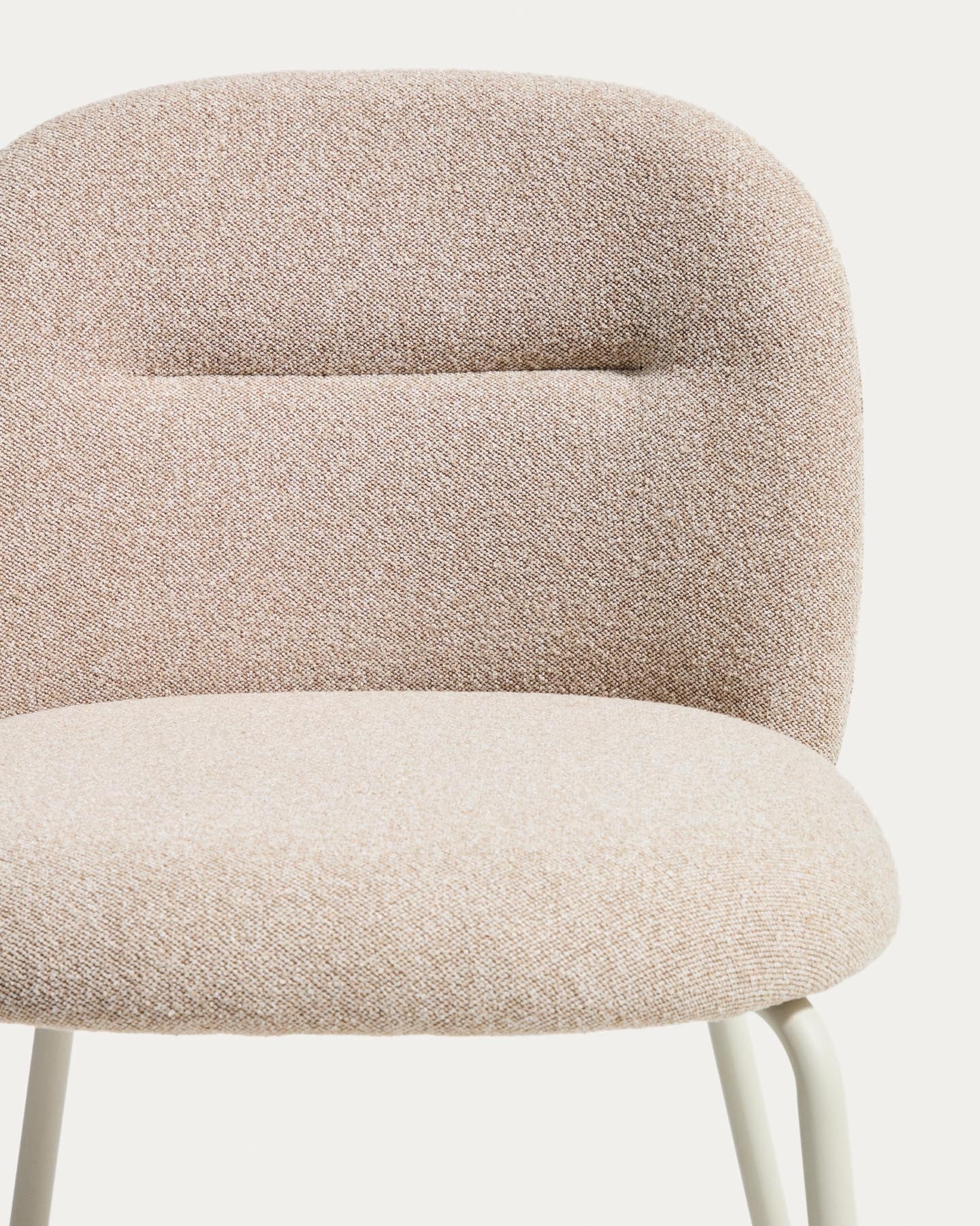 Stuhl Arino mit beiger Chenille und beigen Metallbeinen FSC 100%  in Beige präsentiert im Onlineshop von KAQTU Design AG. Stuhl ist von Kave Home