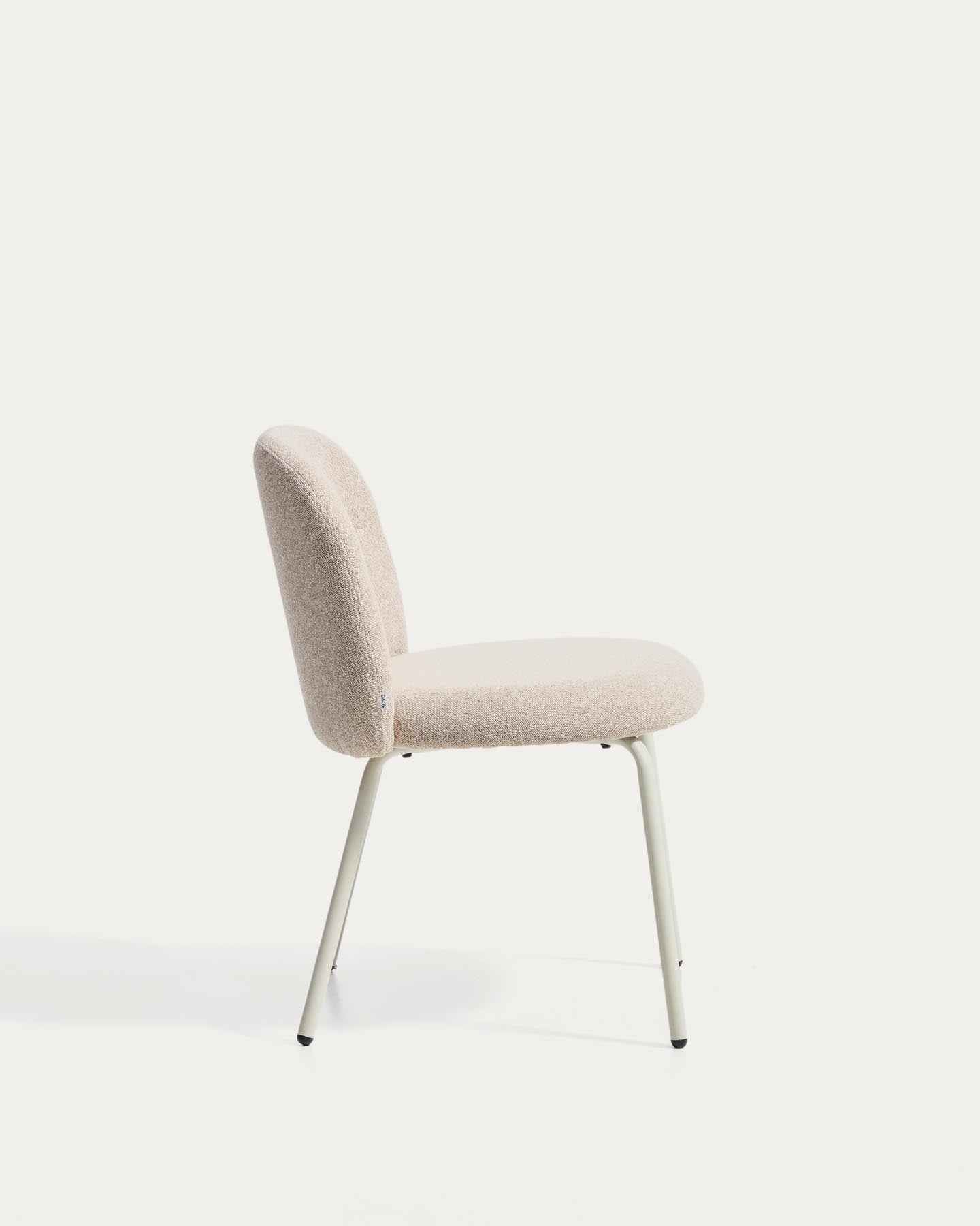 Stuhl Arino mit beiger Chenille und beigen Metallbeinen FSC 100%  in Beige präsentiert im Onlineshop von KAQTU Design AG. Stuhl ist von Kave Home