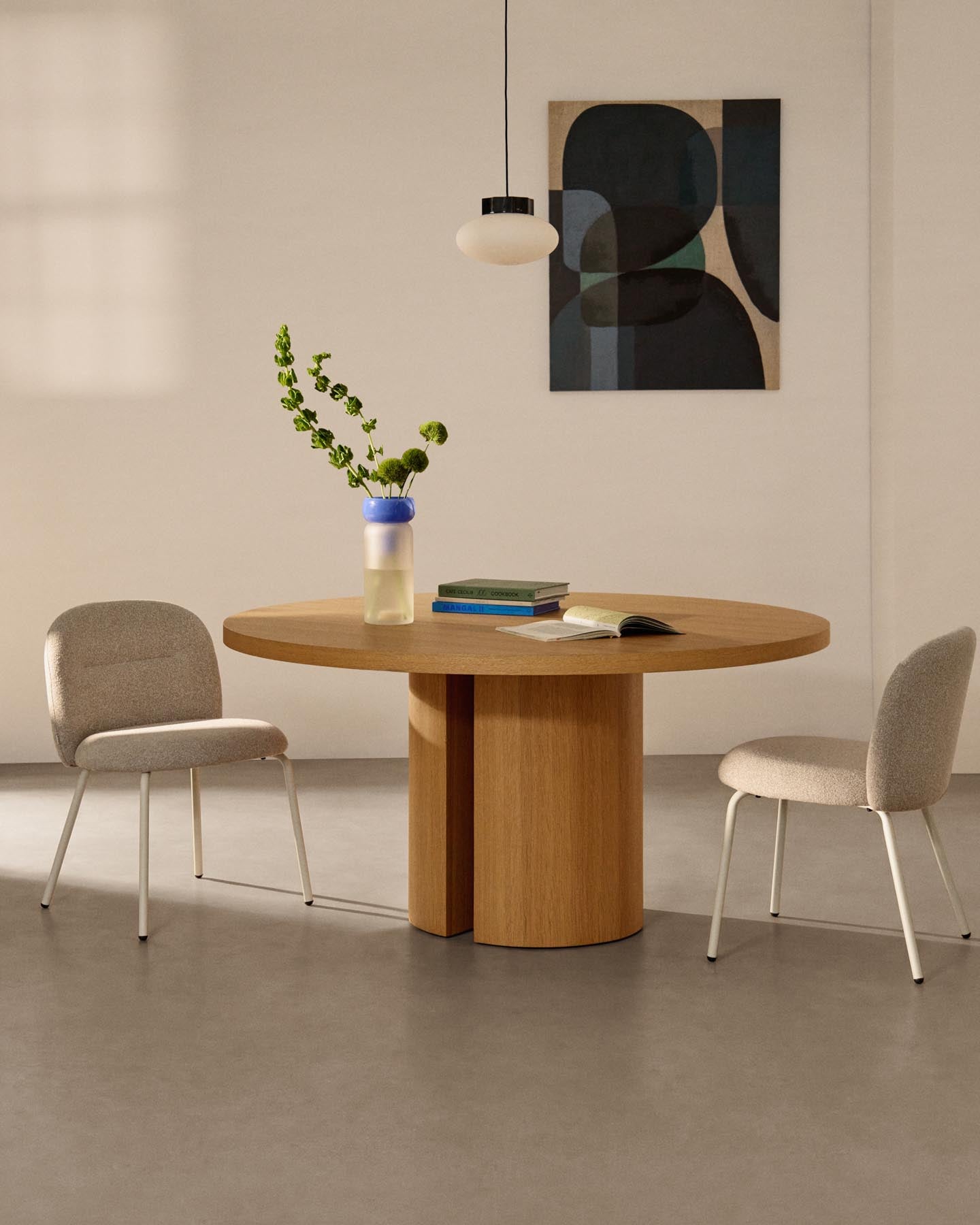 Stuhl Arino mit beiger Chenille und beigen Metallbeinen FSC 100%  in Beige präsentiert im Onlineshop von KAQTU Design AG. Stuhl ist von Kave Home