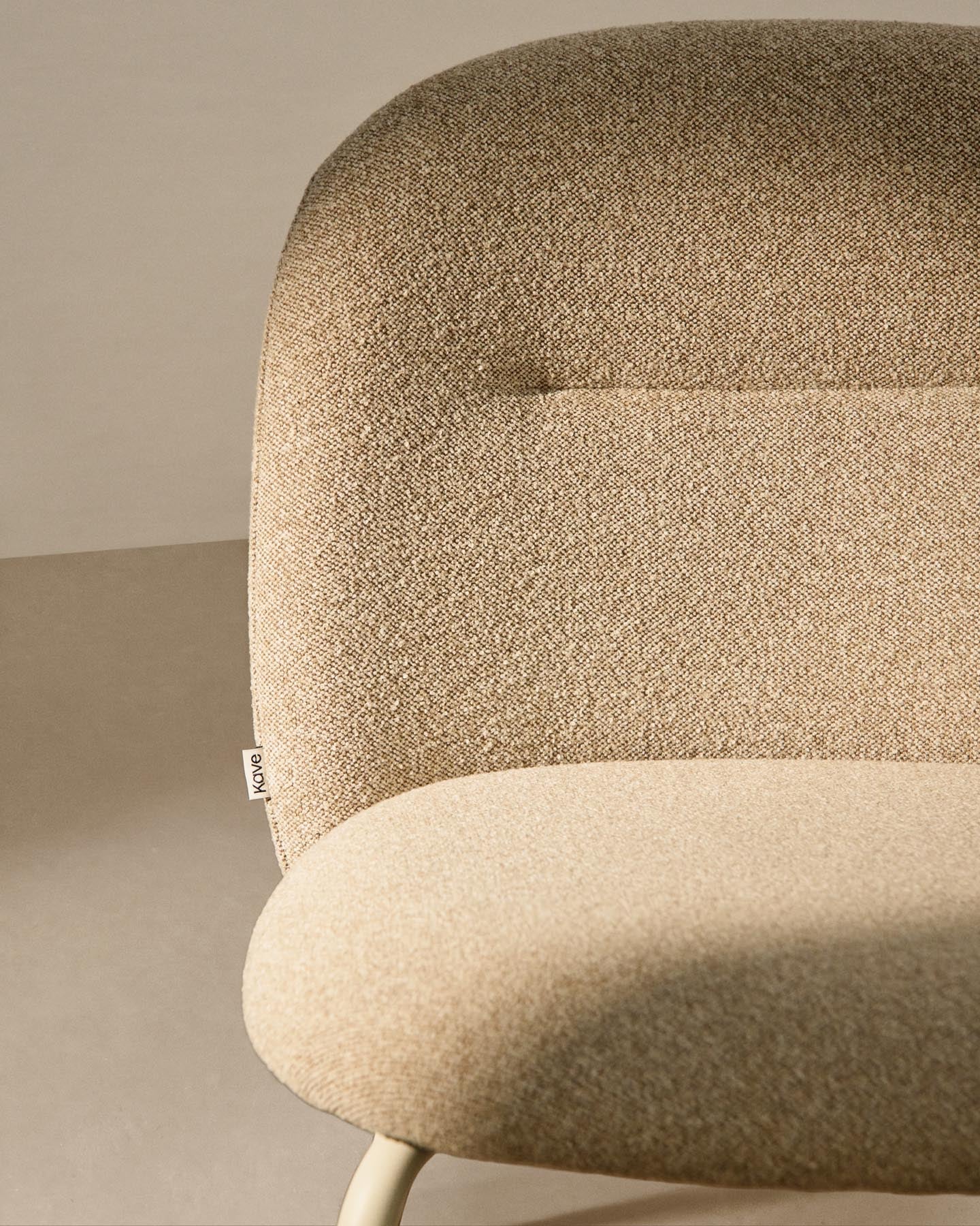 Stuhl Arino mit beiger Chenille und beigen Metallbeinen FSC 100%  in Beige präsentiert im Onlineshop von KAQTU Design AG. Stuhl ist von Kave Home