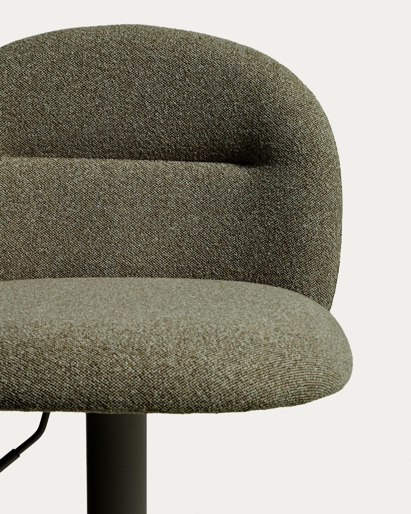 Hocker Arino mit grüner Chenille und grünen Metallbeinen, 65 cm FSC 100% in Grün präsentiert im Onlineshop von KAQTU Design AG. Barhocker ist von Kave Home