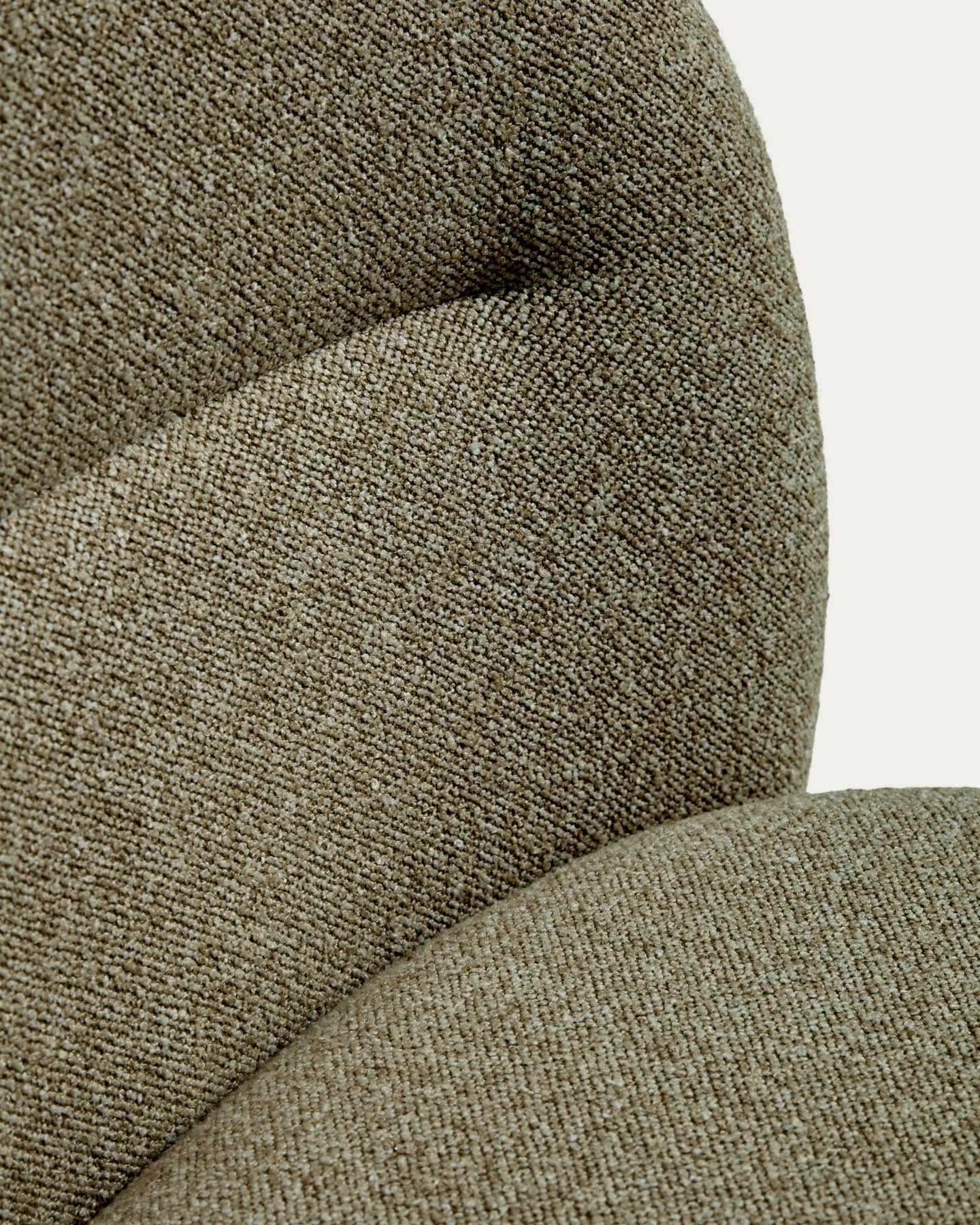 Hocker Arino mit grüner Chenille und grünen Metallbeinen, 65 cm FSC 100% in Grün präsentiert im Onlineshop von KAQTU Design AG. Barhocker ist von Kave Home