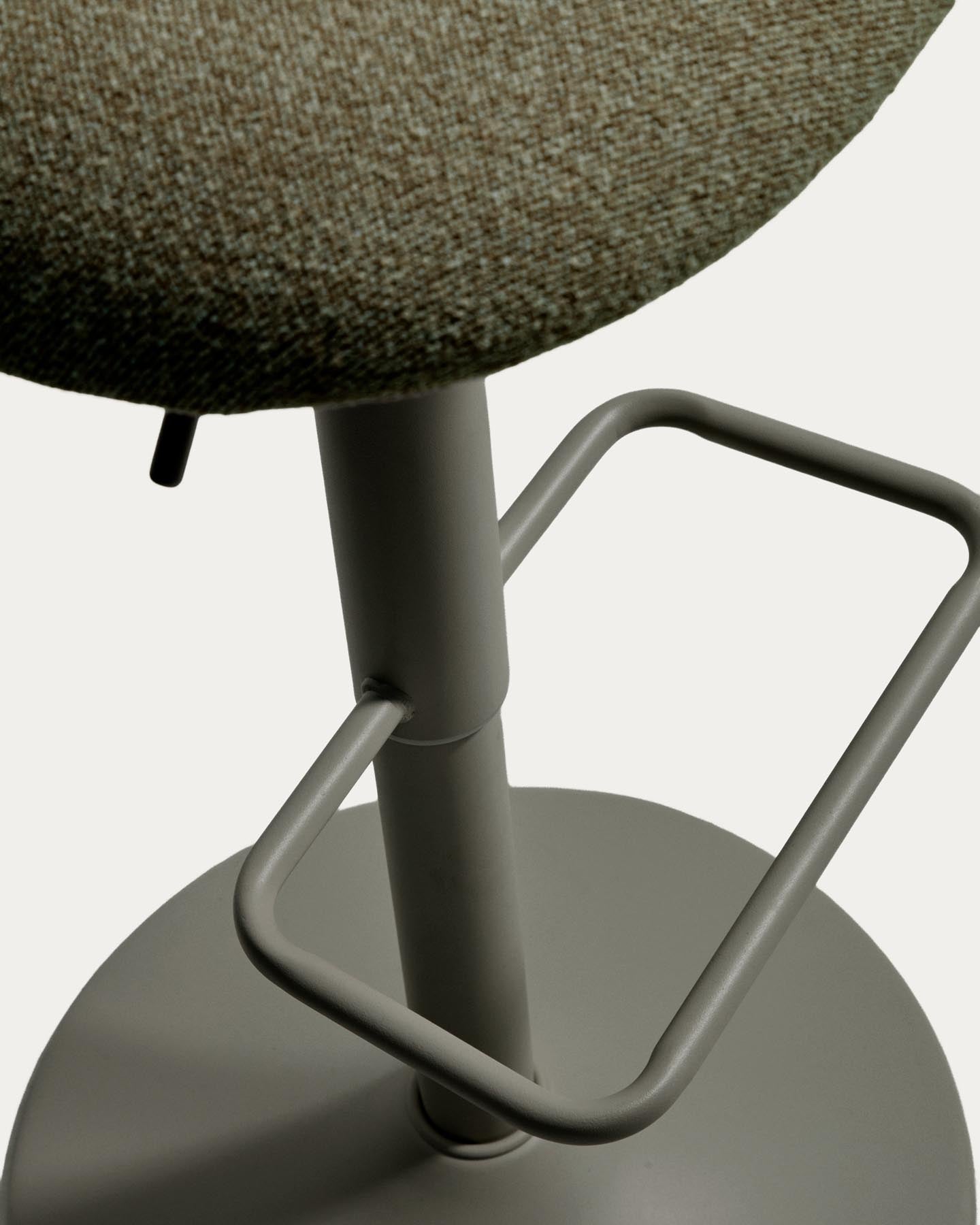 Hocker Arino mit grüner Chenille und grünen Metallbeinen, 65 cm FSC 100% in Grün präsentiert im Onlineshop von KAQTU Design AG. Barhocker ist von Kave Home