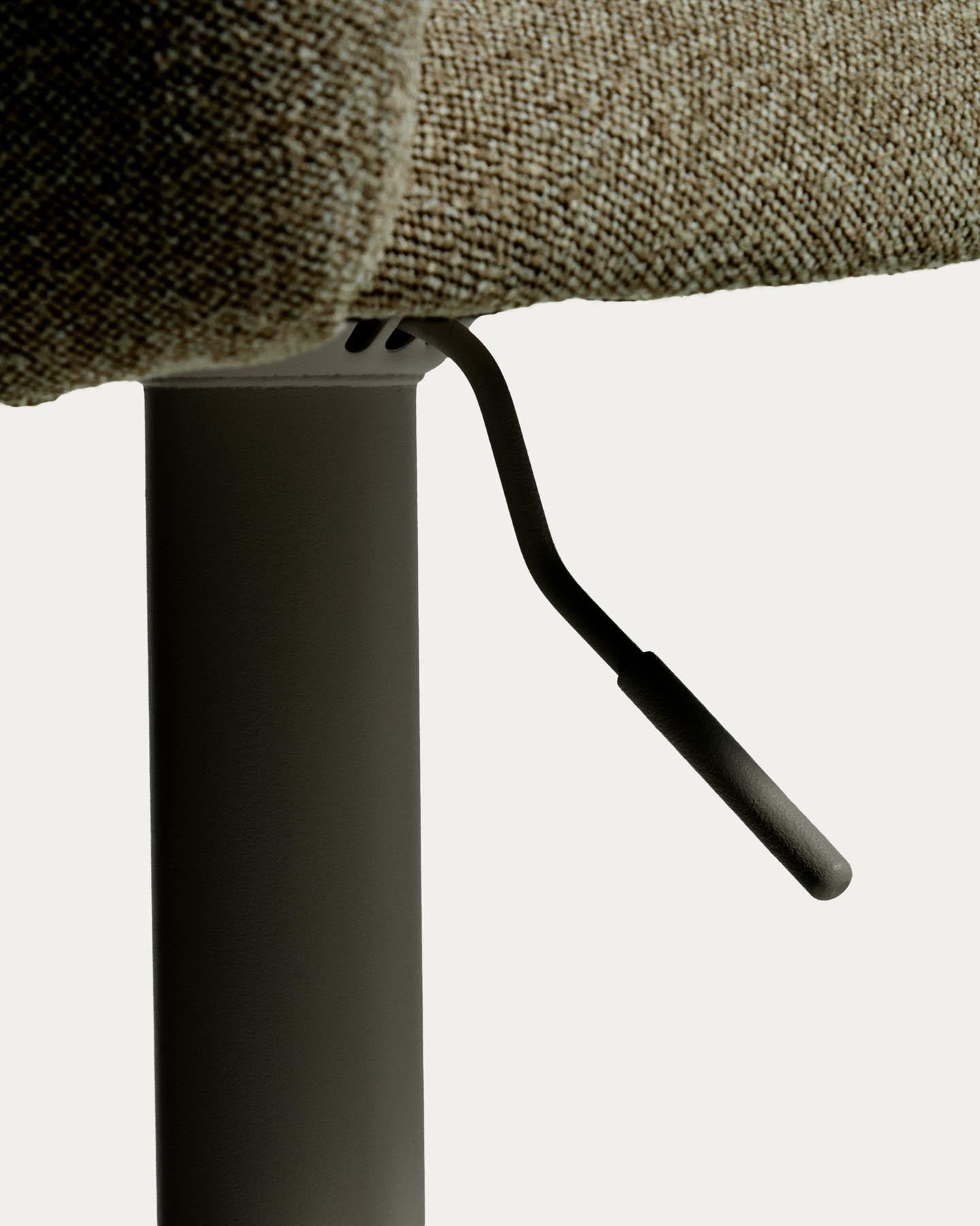 Hocker Arino mit grüner Chenille und grünen Metallbeinen, 65 cm FSC 100% in Grün präsentiert im Onlineshop von KAQTU Design AG. Barhocker ist von Kave Home