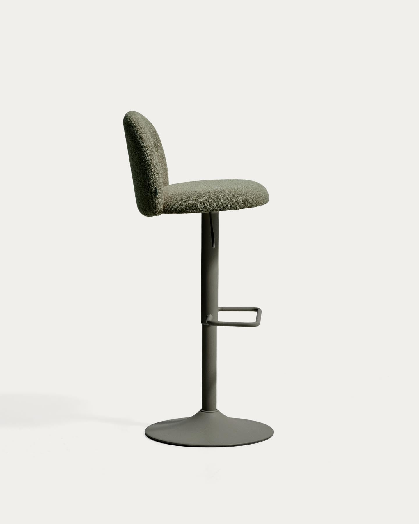 Hocker Arino mit grüner Chenille und grünen Metallbeinen, 65 cm FSC 100% in Grün präsentiert im Onlineshop von KAQTU Design AG. Barhocker ist von Kave Home