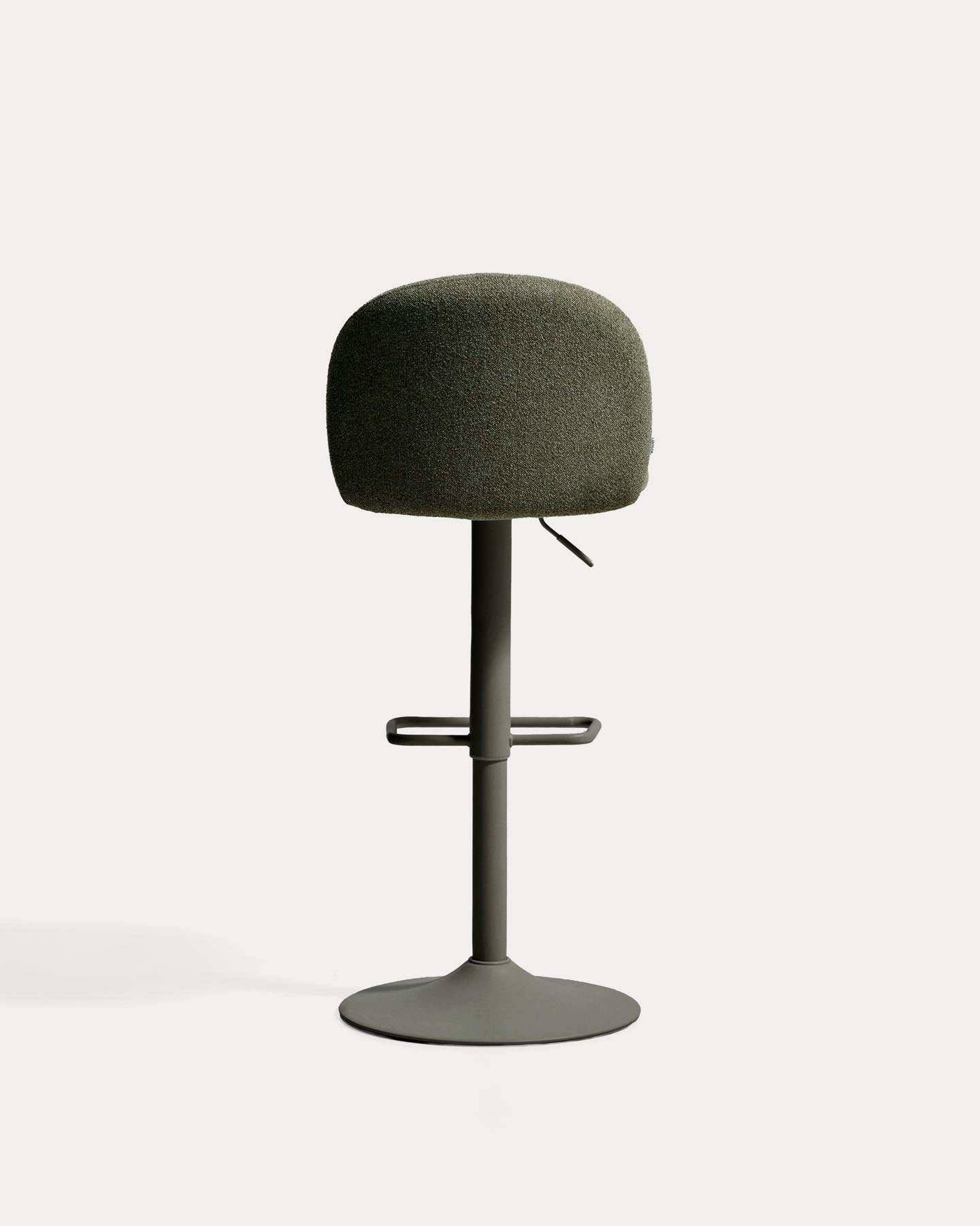 Hocker Arino mit grüner Chenille und grünen Metallbeinen, 65 cm FSC 100% in Grün präsentiert im Onlineshop von KAQTU Design AG. Barhocker ist von Kave Home
