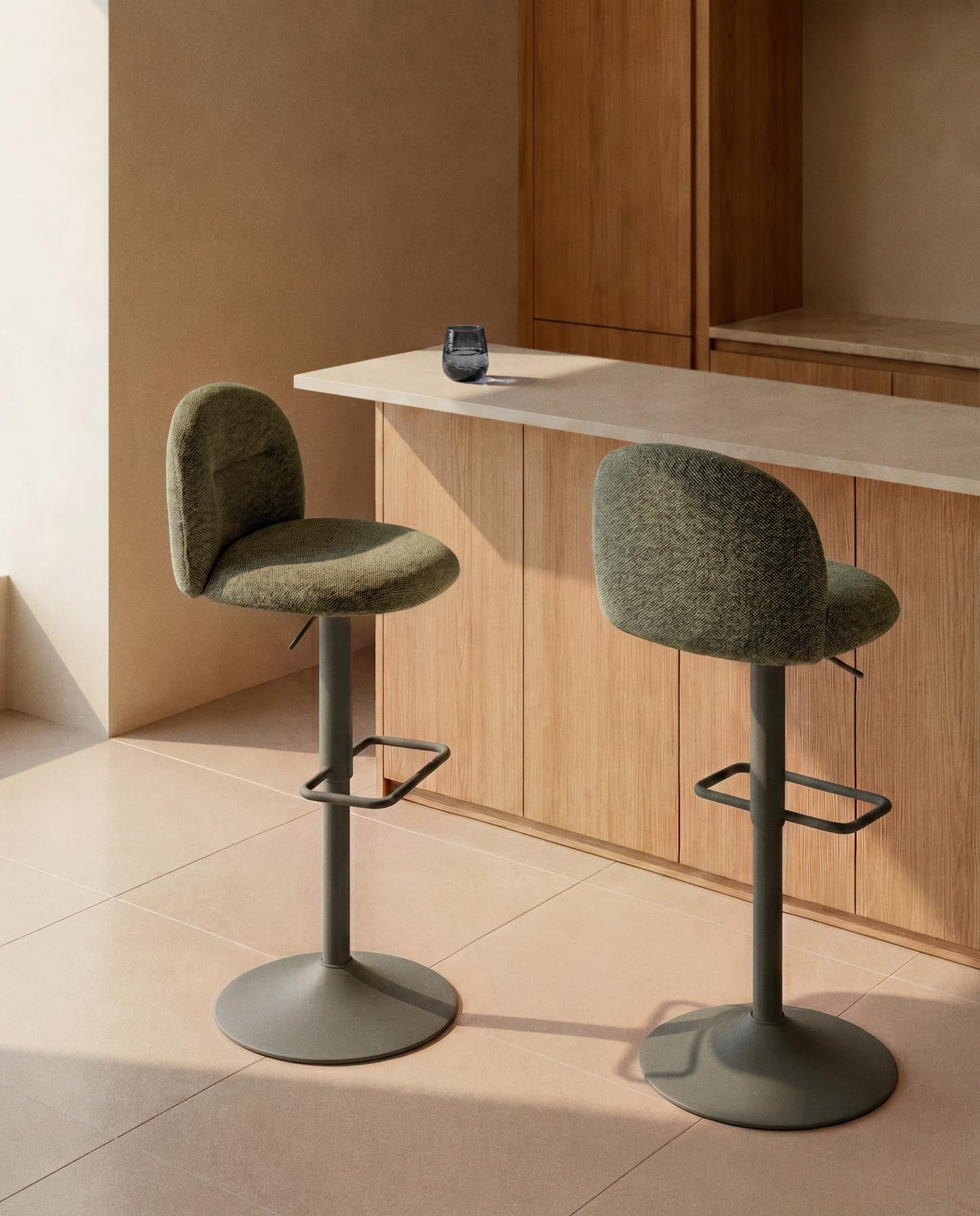 Hocker Arino mit grüner Chenille und grünen Metallbeinen, 65 cm FSC 100% in Grün präsentiert im Onlineshop von KAQTU Design AG. Barhocker ist von Kave Home
