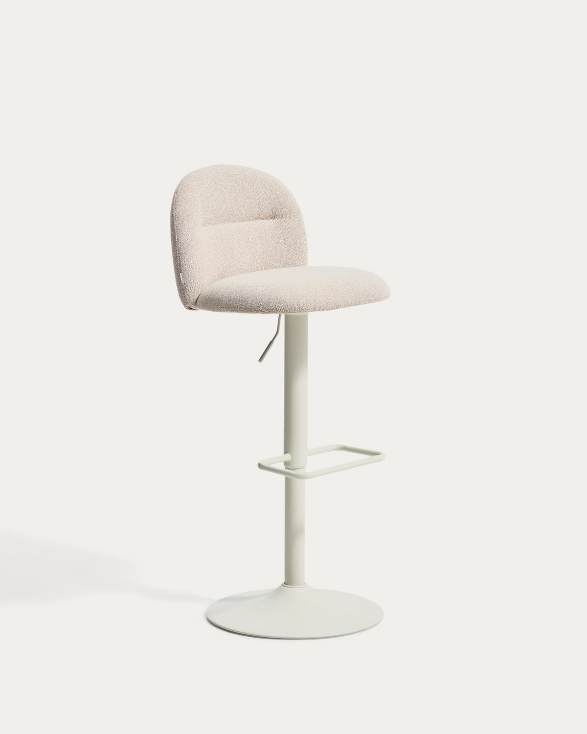 Hocker Arino mit beiger Chenille und beigen Metallbeinen, 65 cm FSC 100% in Beige präsentiert im Onlineshop von KAQTU Design AG. Barhocker ist von Kave Home