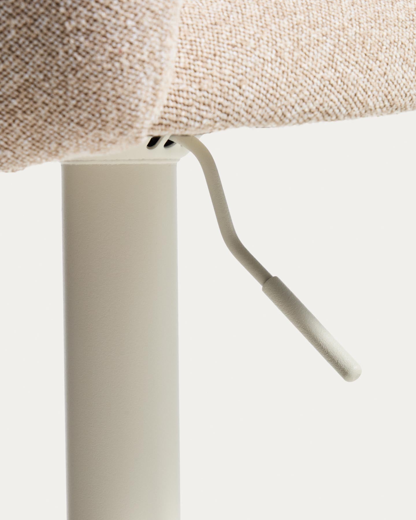 Hocker Arino mit beiger Chenille und beigen Metallbeinen, 65 cm FSC 100% in Beige präsentiert im Onlineshop von KAQTU Design AG. Barhocker ist von Kave Home