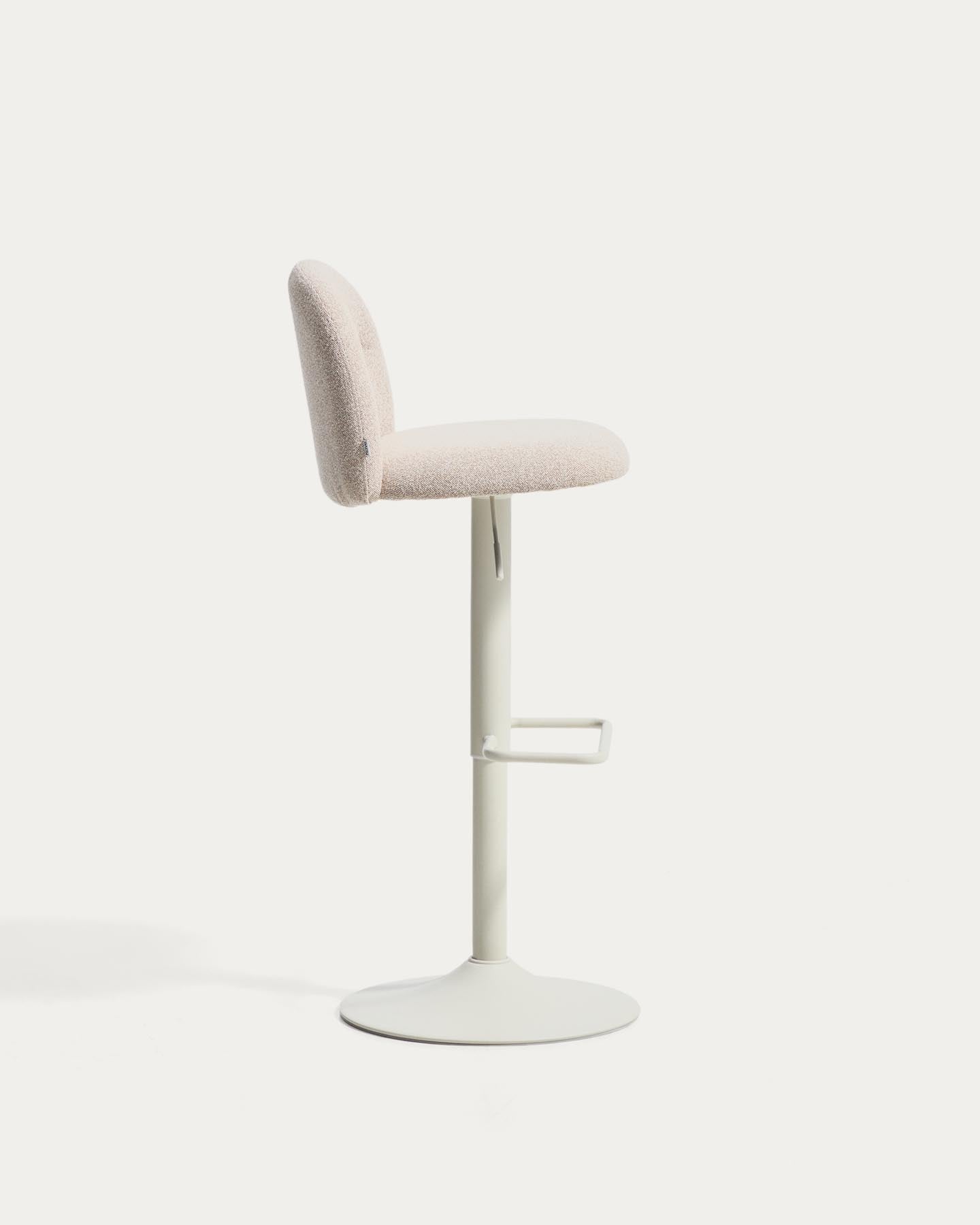 Hocker Arino mit beiger Chenille und beigen Metallbeinen, 65 cm FSC 100% in Beige präsentiert im Onlineshop von KAQTU Design AG. Barhocker ist von Kave Home