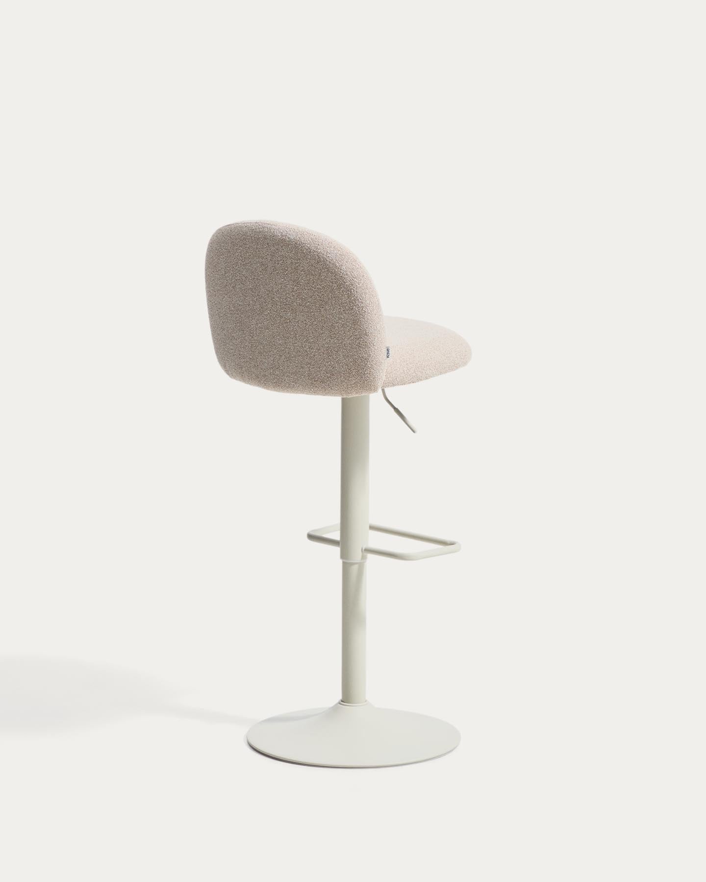 Hocker Arino mit beiger Chenille und beigen Metallbeinen, 65 cm FSC 100% in Beige präsentiert im Onlineshop von KAQTU Design AG. Barhocker ist von Kave Home