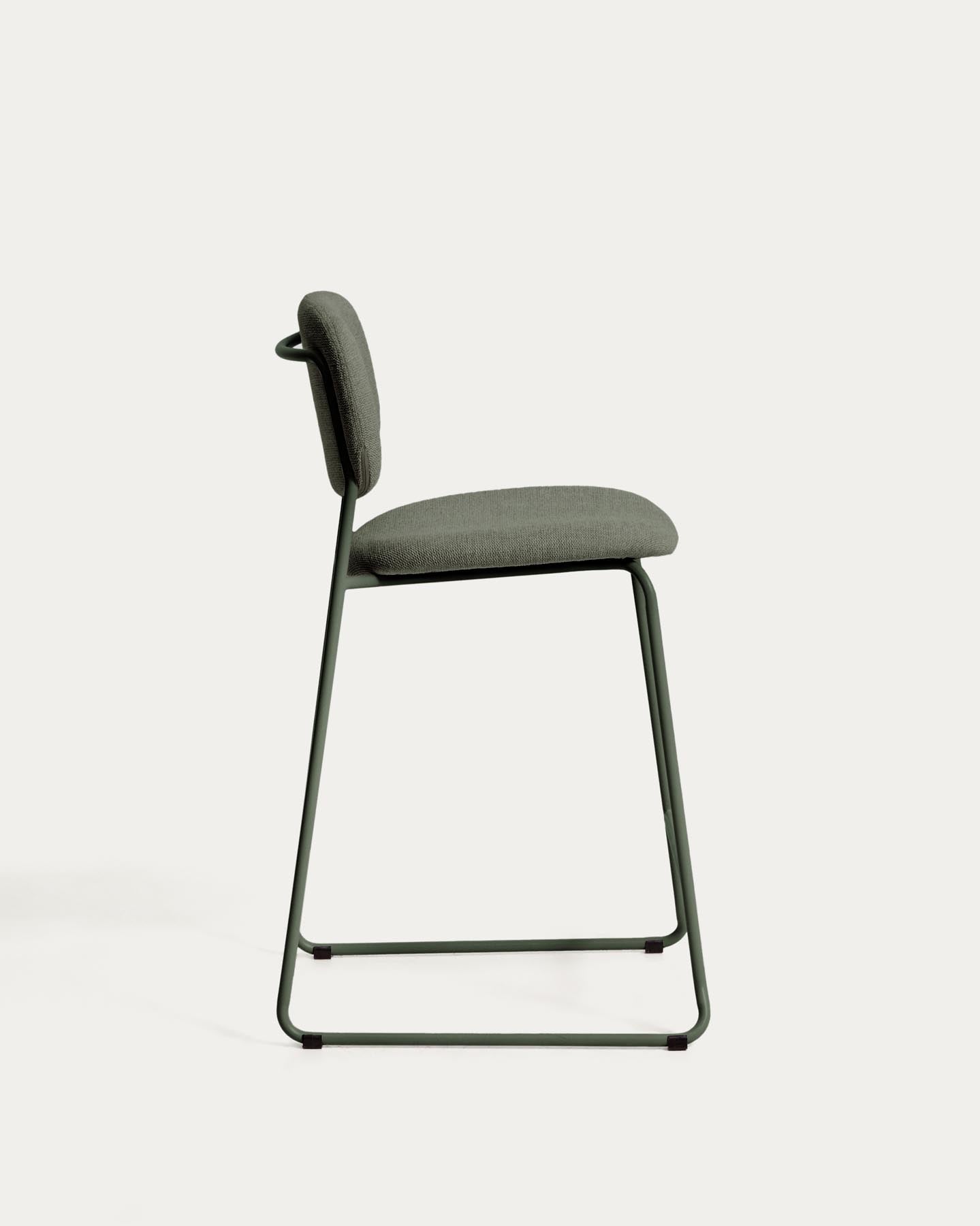 Stapelbarer Hocker Meli mit grüner Chenille und Beinen aus grünem Metall, FSC Mix Credit, 65 cm in Grün präsentiert im Onlineshop von KAQTU Design AG. Barhocker ist von Kave Home