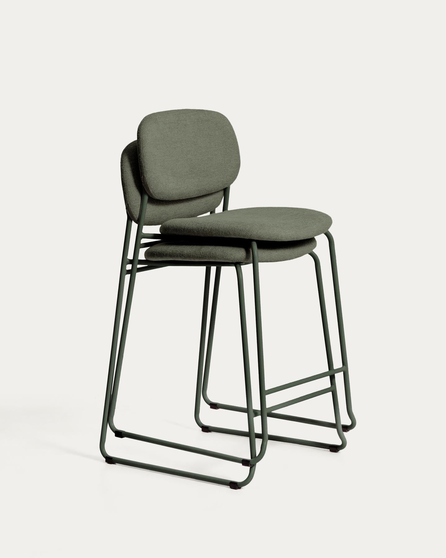Stapelbarer Hocker Meli mit grüner Chenille und Beinen aus grünem Metall, FSC Mix Credit, 65 cm in Grün präsentiert im Onlineshop von KAQTU Design AG. Barhocker ist von Kave Home