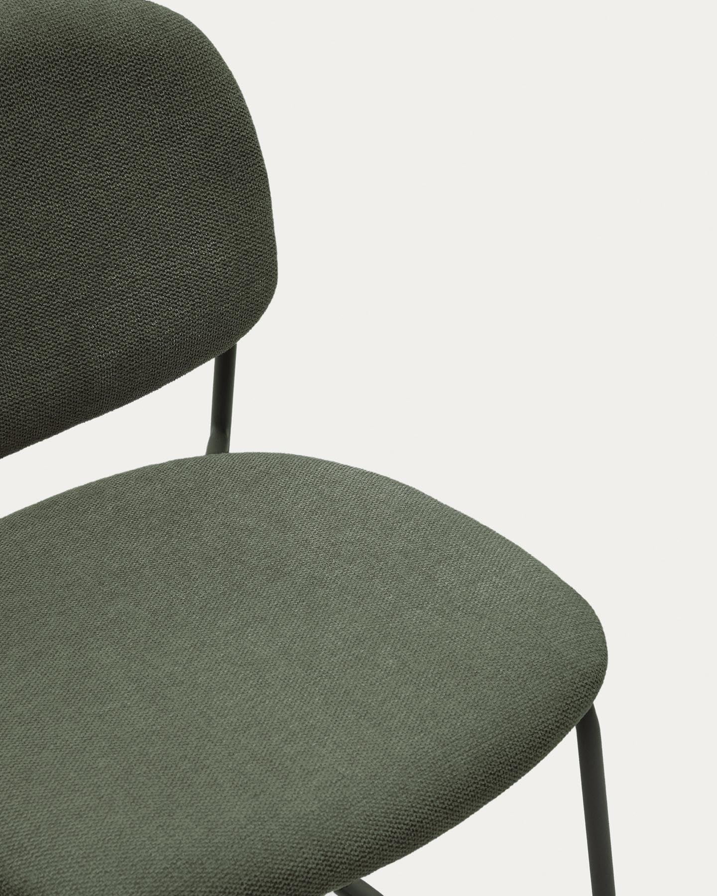Stapelbarer Stuhl Meli mit grüner Chenille und Beinen aus grünem Metall, FSC Mix Credit in Grün präsentiert im Onlineshop von KAQTU Design AG. Stuhl ist von Kave Home