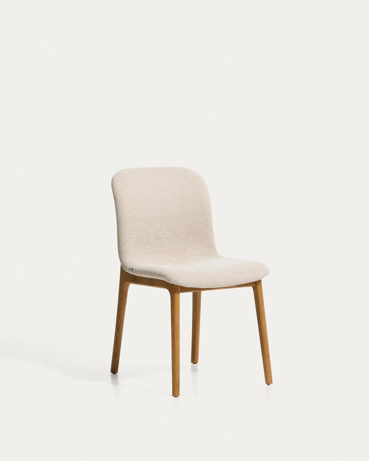 Stuhl Elnor aus beiger Chenille und Beinen aus massivem Eichenholz mit Finish in natürlichem Farbton  in Beige präsentiert im Onlineshop von KAQTU Design AG. Stuhl ist von Kave Home