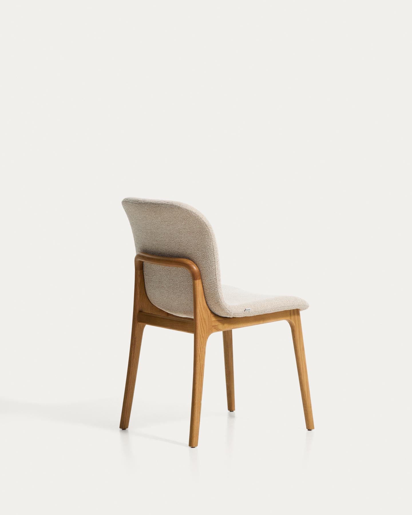 Stuhl Elnor aus beiger Chenille und Beinen aus massivem Eichenholz mit Finish in natürlichem Farbton  in Beige präsentiert im Onlineshop von KAQTU Design AG. Stuhl ist von Kave Home