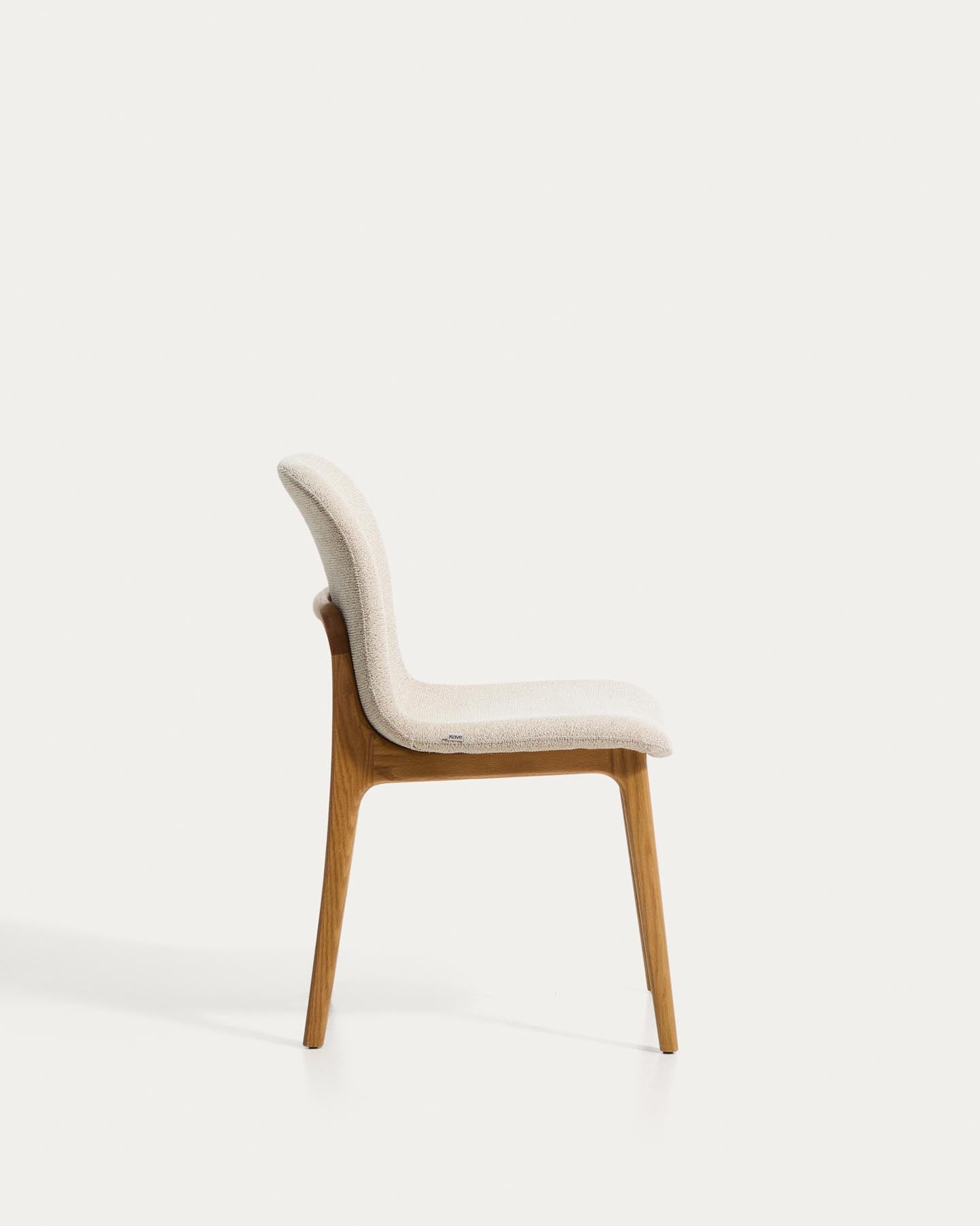 Stuhl Elnor aus beiger Chenille und Beinen aus massivem Eichenholz mit Finish in natürlichem Farbton  in Beige präsentiert im Onlineshop von KAQTU Design AG. Stuhl ist von Kave Home