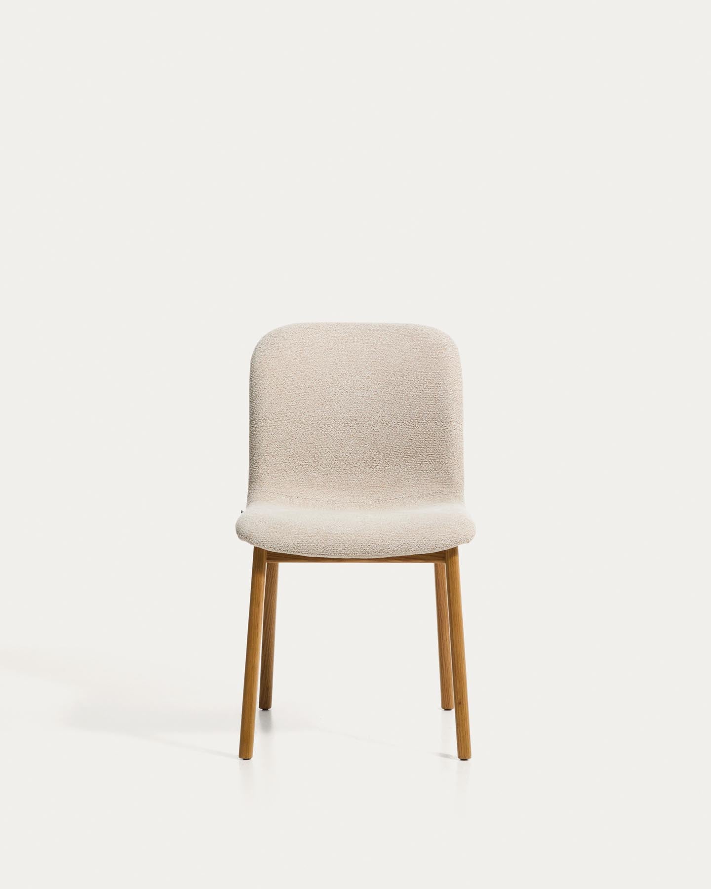 Stuhl Elnor aus beiger Chenille und Beinen aus massivem Eichenholz mit Finish in natürlichem Farbton  in Beige präsentiert im Onlineshop von KAQTU Design AG. Stuhl ist von Kave Home