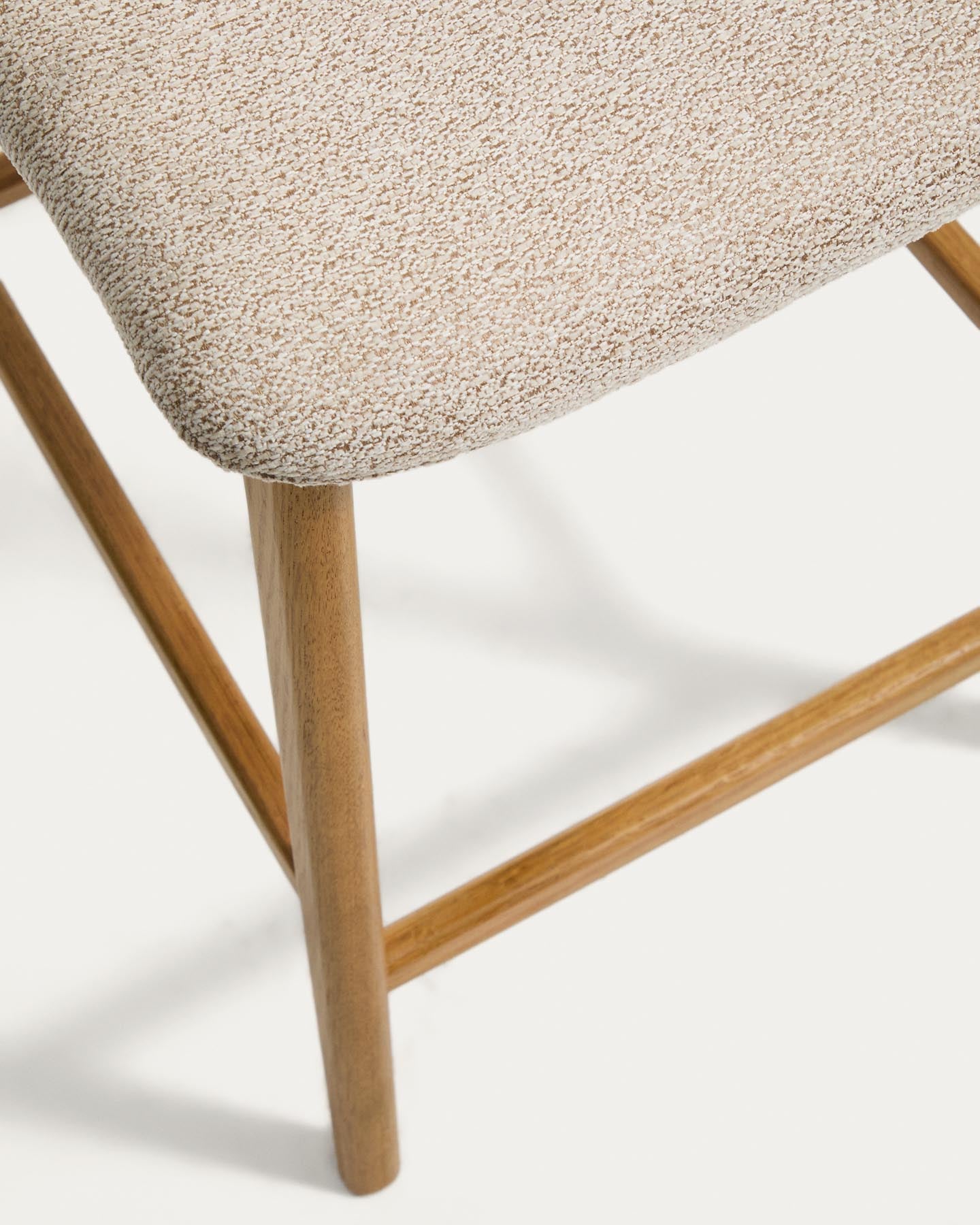 Hocker Elnor aus beiger Chenille und Beinen aus massivem Eichenholz mit Finish in natürlichem Farbton 65 cm in Beige präsentiert im Onlineshop von KAQTU Design AG. Barhocker ist von Kave Home