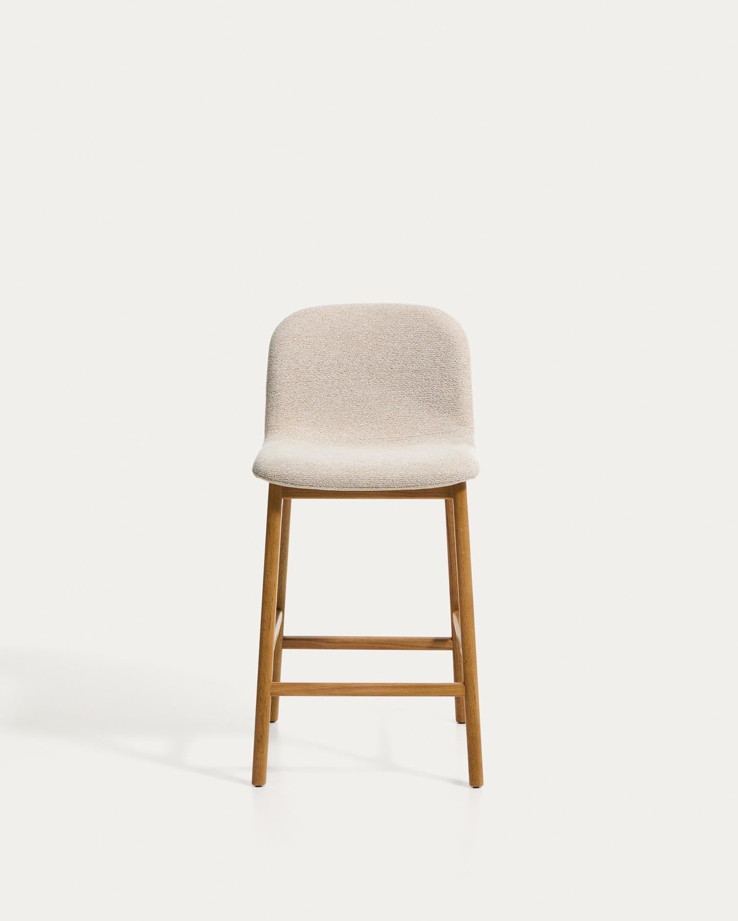 Hocker Elnor aus beiger Chenille und Beinen aus massivem Eichenholz mit Finish in natürlichem Farbton 65 cm in Beige präsentiert im Onlineshop von KAQTU Design AG. Barhocker ist von Kave Home