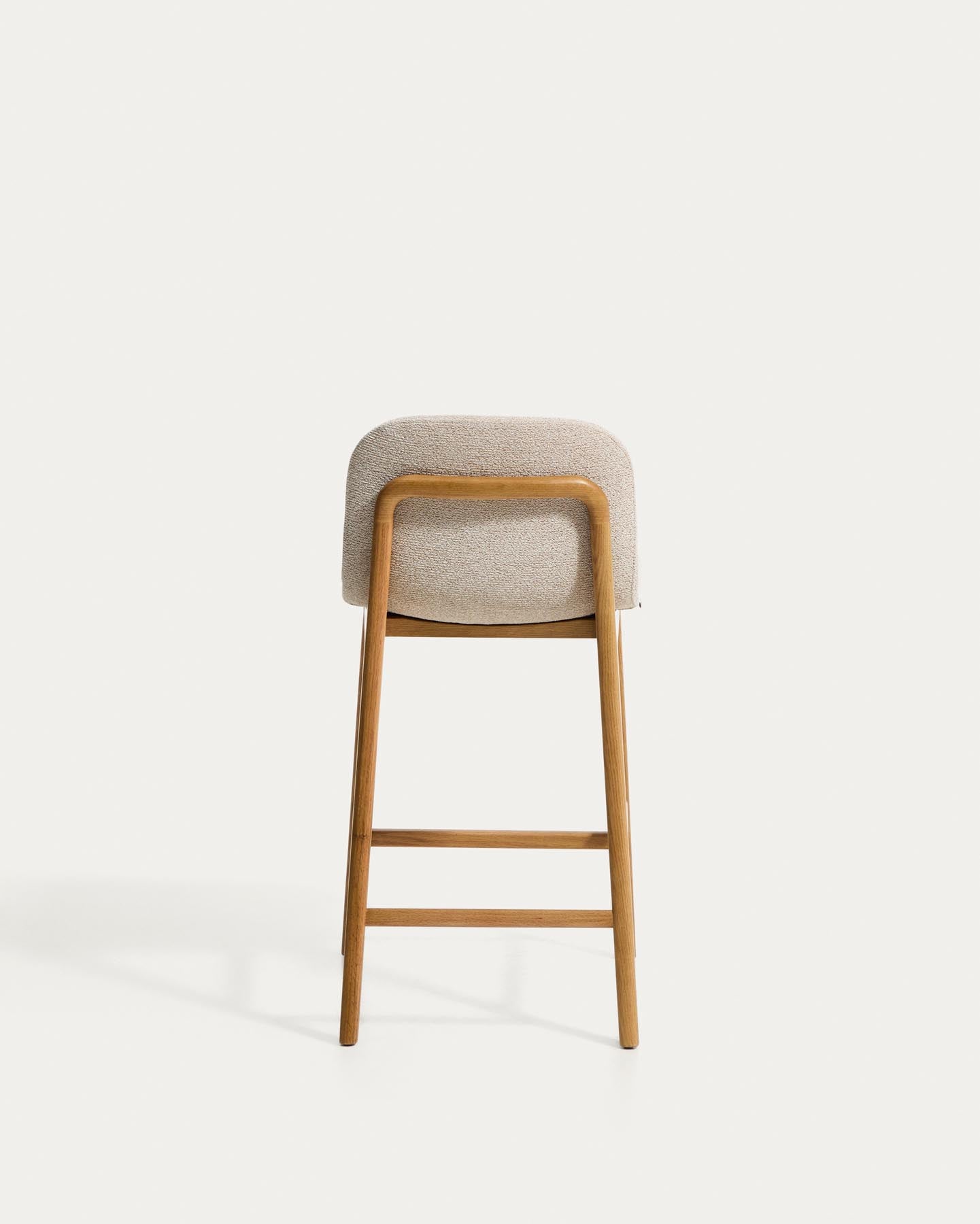 Hocker Elnor aus beiger Chenille und Beinen aus massivem Eichenholz mit Finish in natürlichem Farbton 65 cm in Beige präsentiert im Onlineshop von KAQTU Design AG. Barhocker ist von Kave Home