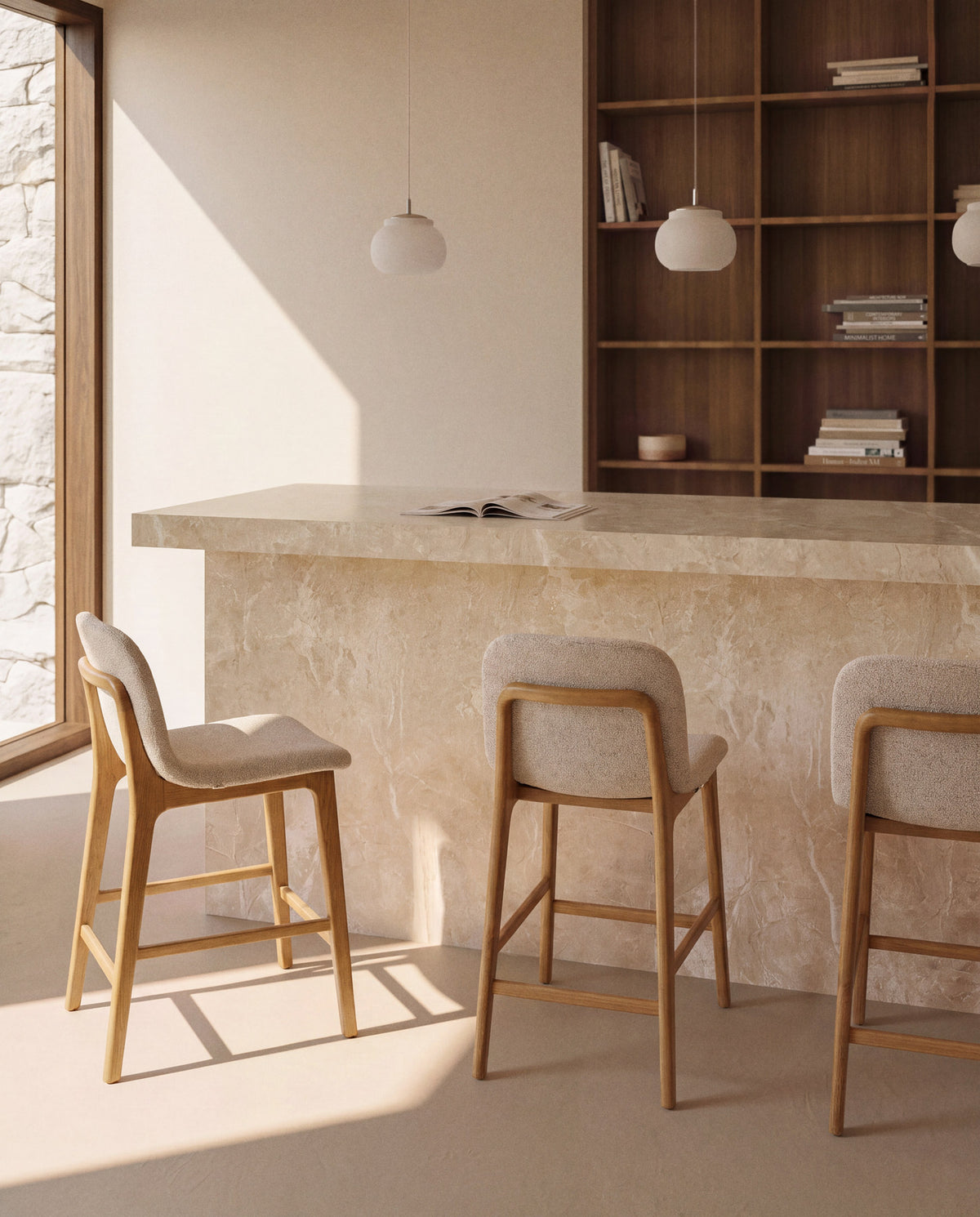 Hocker Elnor aus beiger Chenille und Beinen aus massivem Eichenholz mit Finish in natürlichem Farbton 65 cm in Beige präsentiert im Onlineshop von KAQTU Design AG. Barhocker ist von Kave Home