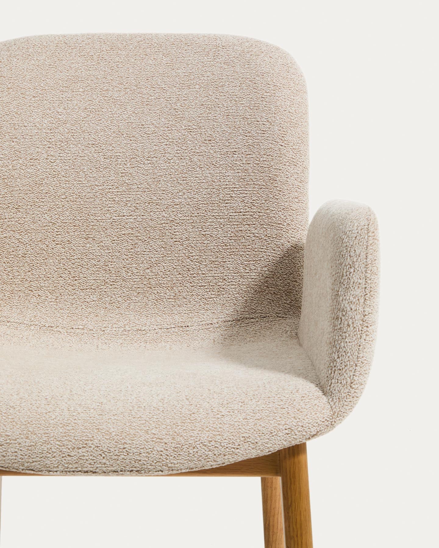 Stuhl Elnor mit Armlehnen aus beiger Chenille und Beinen aus massivem Eichenholz mit Finish in natürlichem Farbton  in Beige präsentiert im Onlineshop von KAQTU Design AG. Stuhl ist von Kave Home