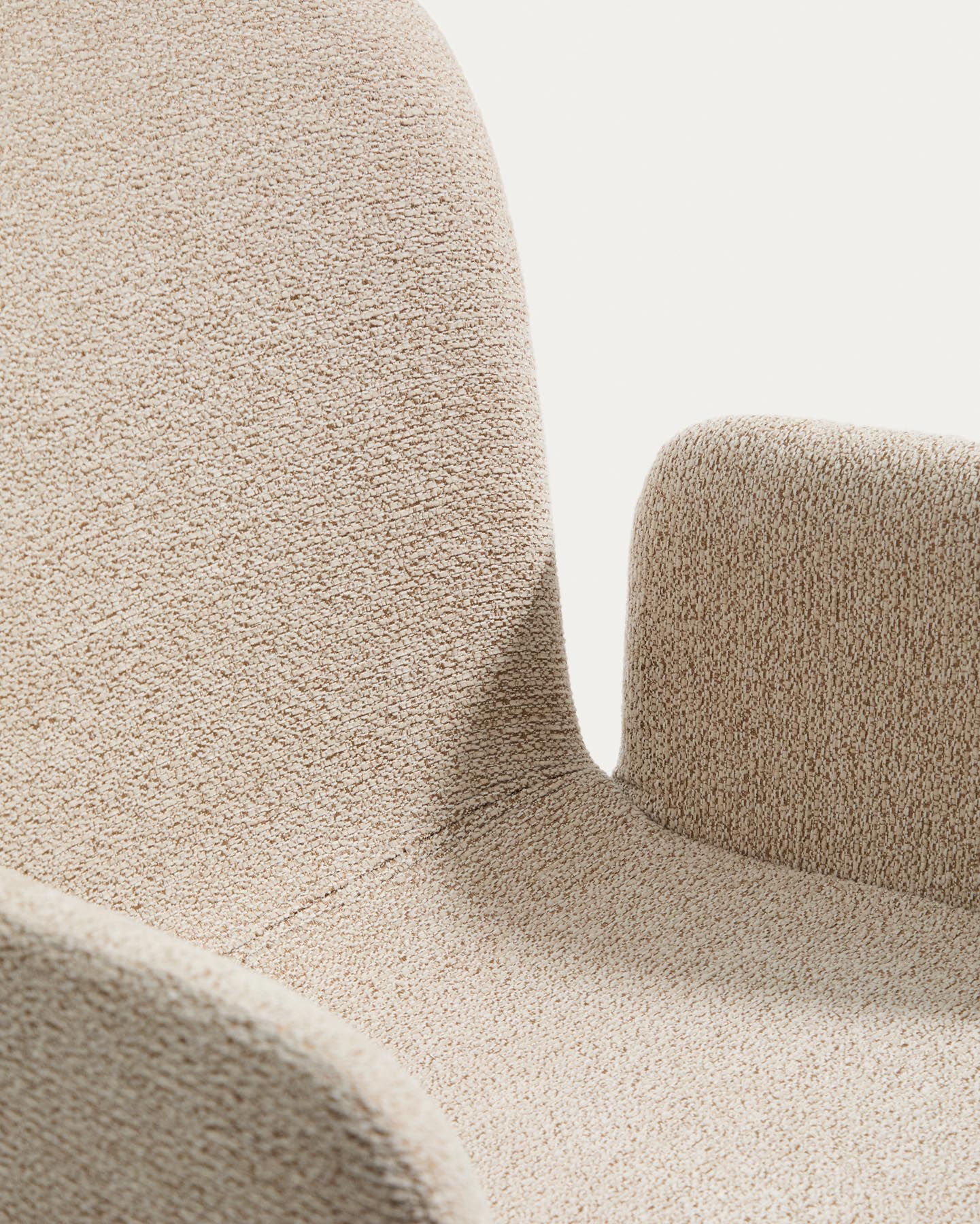 Stuhl Elnor mit Armlehnen aus beiger Chenille und Beinen aus massivem Eichenholz mit Finish in natürlichem Farbton  in Beige präsentiert im Onlineshop von KAQTU Design AG. Stuhl ist von Kave Home