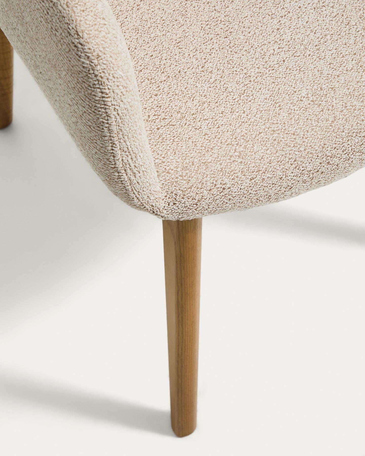Stuhl Elnor mit Armlehnen aus beiger Chenille und Beinen aus massivem Eichenholz mit Finish in natürlichem Farbton  in Beige präsentiert im Onlineshop von KAQTU Design AG. Stuhl ist von Kave Home