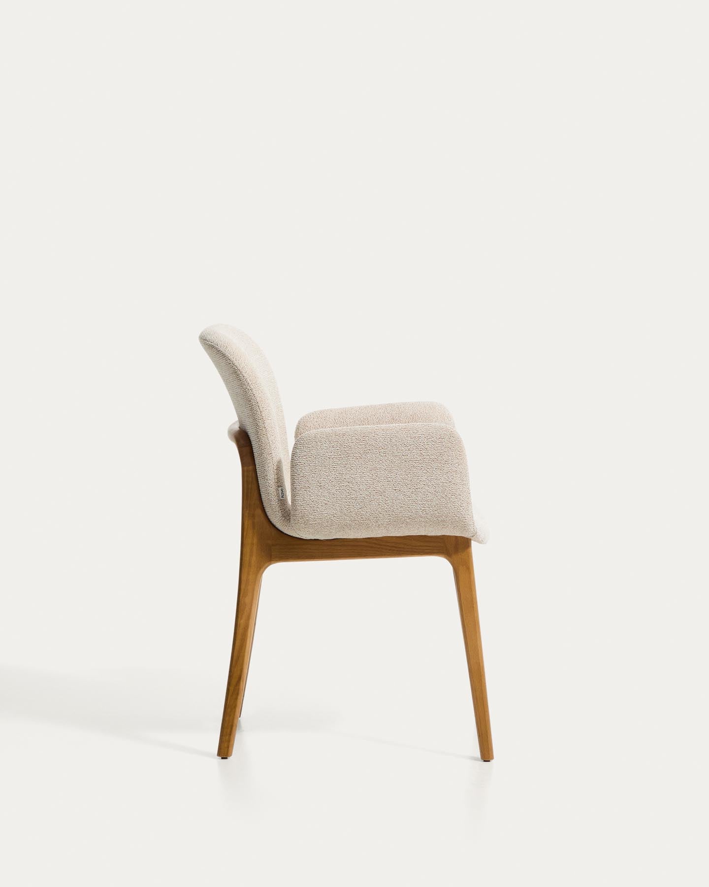 Stuhl Elnor mit Armlehnen aus beiger Chenille und Beinen aus massivem Eichenholz mit Finish in natürlichem Farbton  in Beige präsentiert im Onlineshop von KAQTU Design AG. Stuhl ist von Kave Home