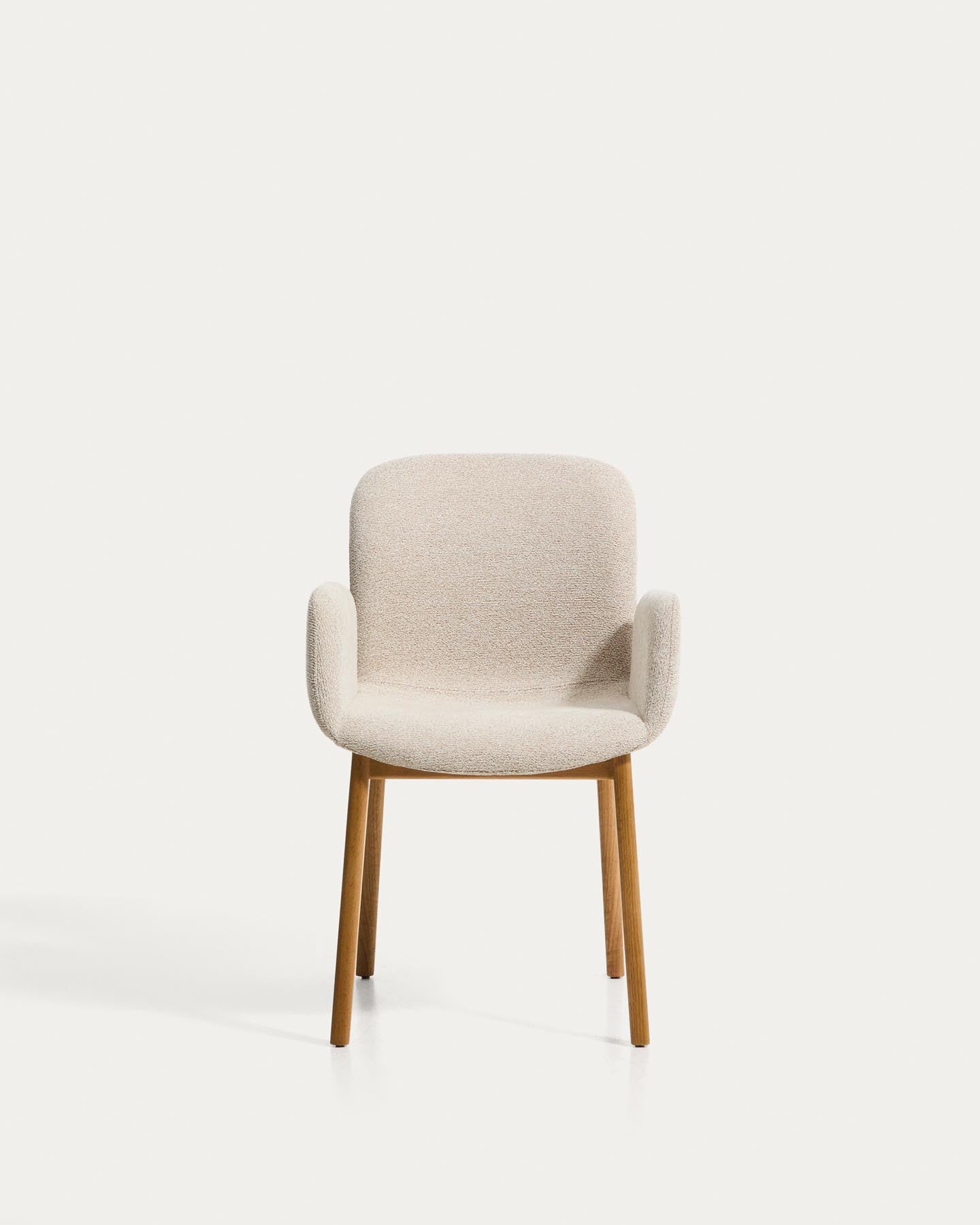 Stuhl Elnor mit Armlehnen aus beiger Chenille und Beinen aus massivem Eichenholz mit Finish in natürlichem Farbton  in Beige präsentiert im Onlineshop von KAQTU Design AG. Stuhl ist von Kave Home