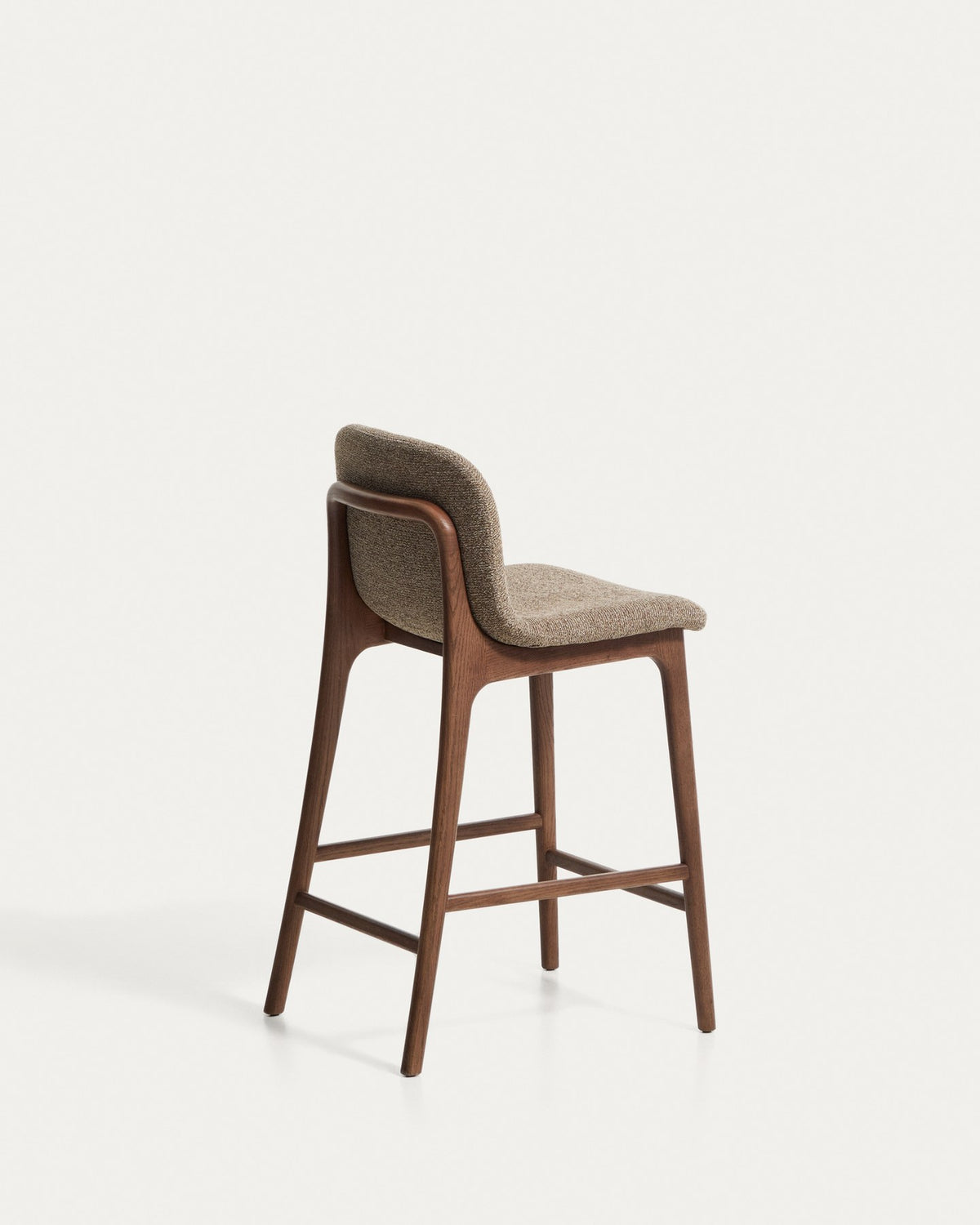 Barhocker Elnor von Kave Home mit gepolstertem Sitz aus braunem Chenille-Gewebe und Beinen aus massivem Eichenholz mit Nussbaum-Finish.
