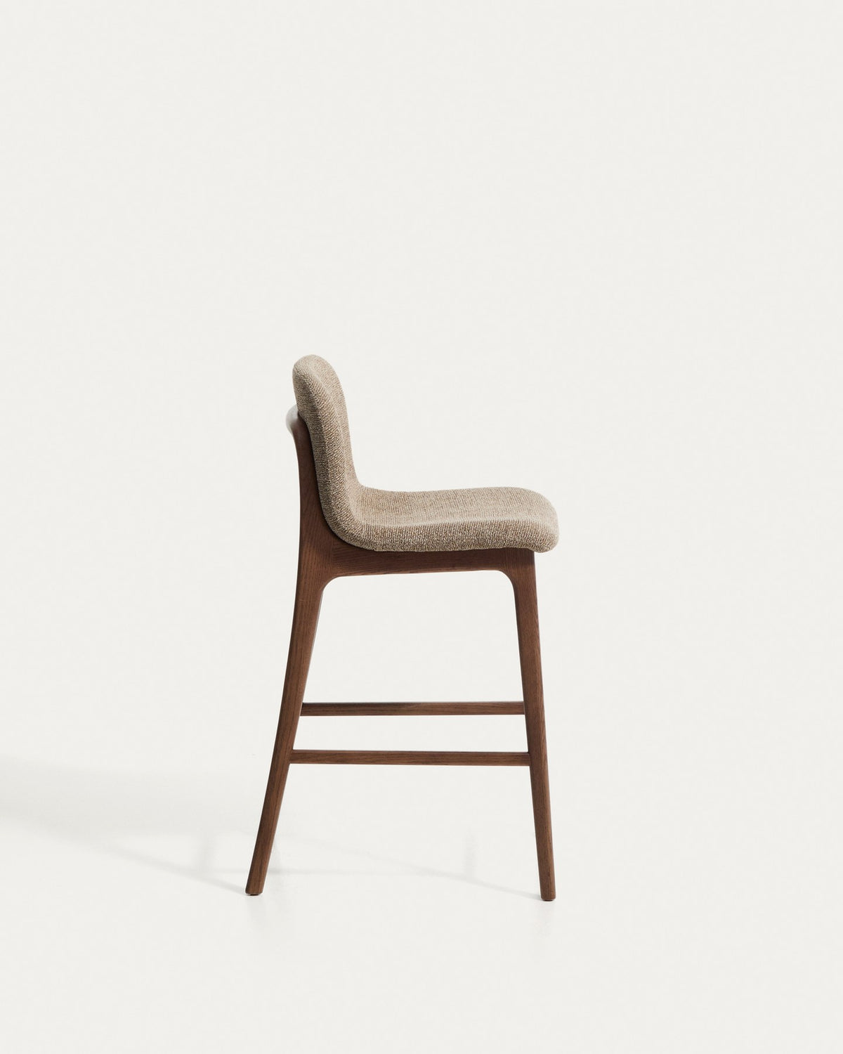 Barhocker Elnor von Kave Home mit gepolstertem Sitz aus braunem Chenille-Gewebe und Beinen aus massivem Eichenholz mit Nussbaum-Finish.