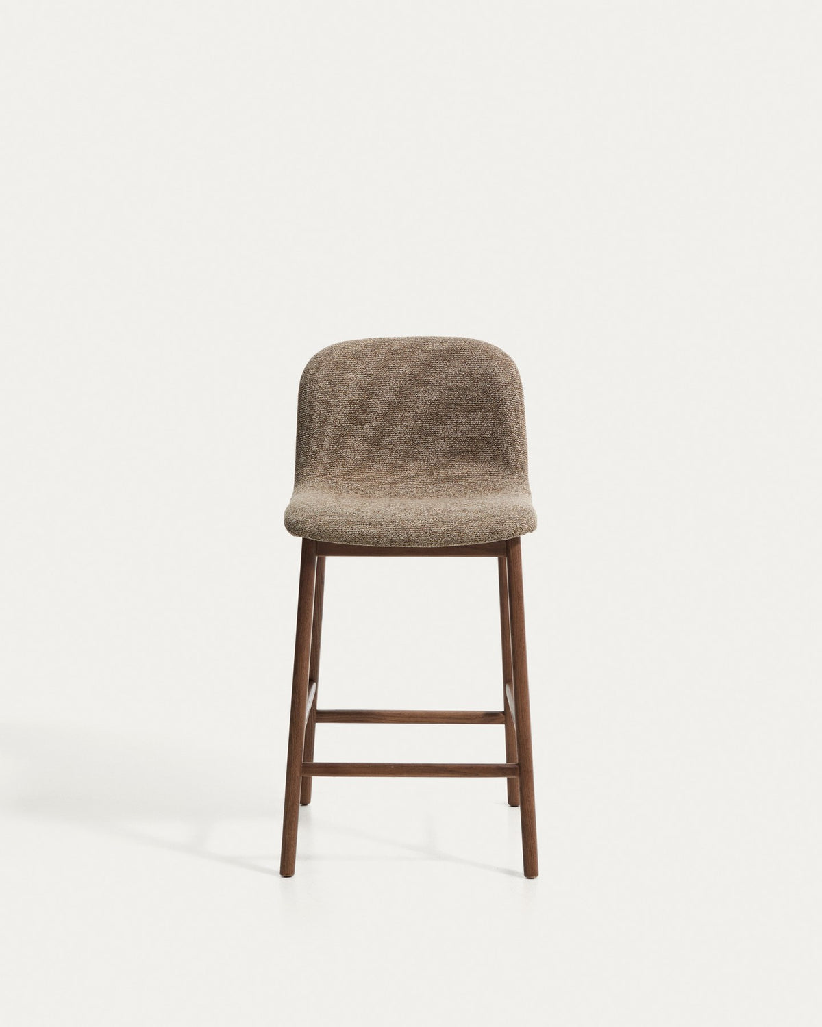 Barhocker Elnor von Kave Home mit gepolstertem Sitz aus braunem Chenille-Gewebe und Beinen aus massivem Eichenholz mit Nussbaum-Finish.