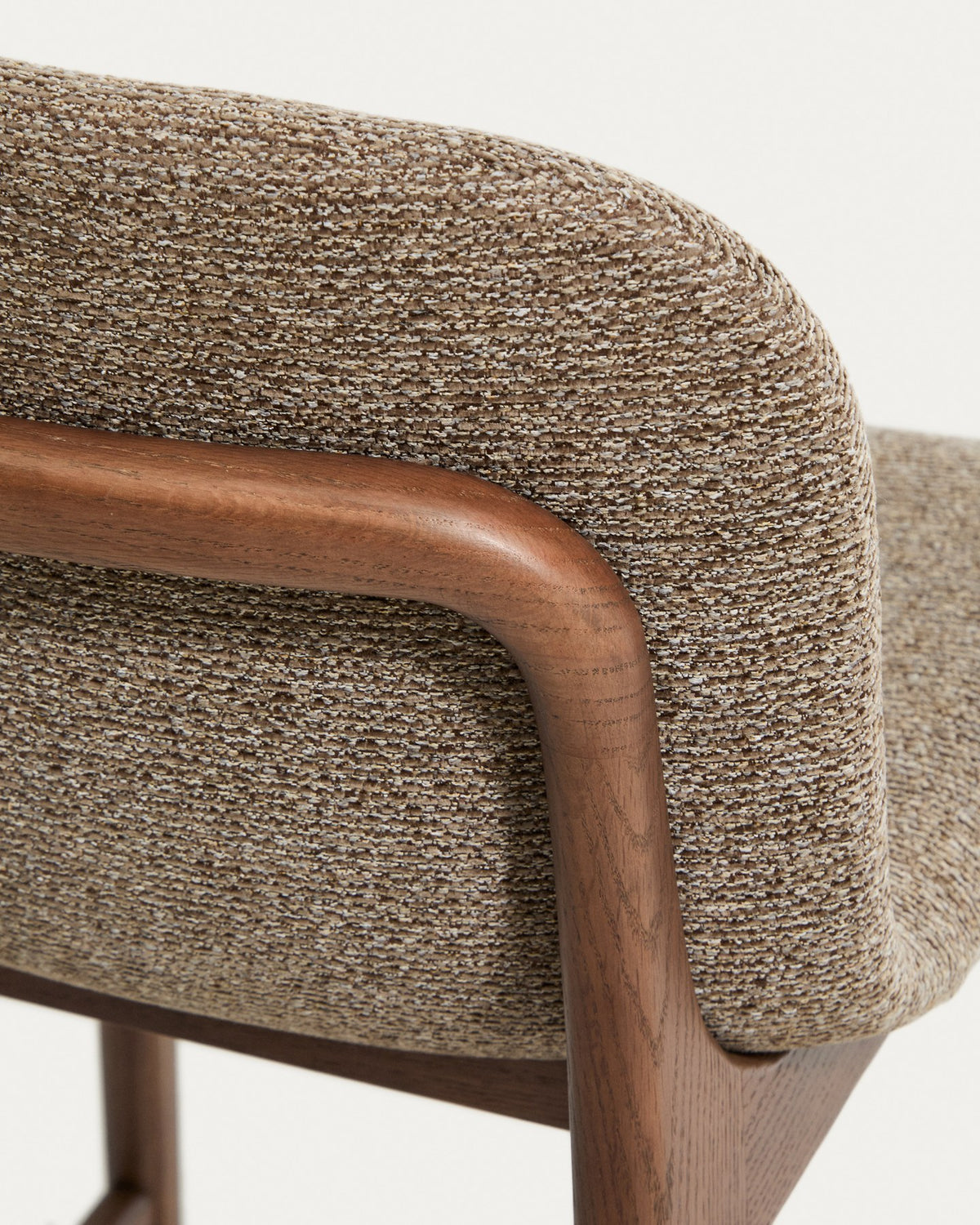 Barhocker Elnor von Kave Home mit gepolstertem Sitz aus braunem Chenille-Gewebe und Beinen aus massivem Eichenholz mit Nussbaum-Finish.