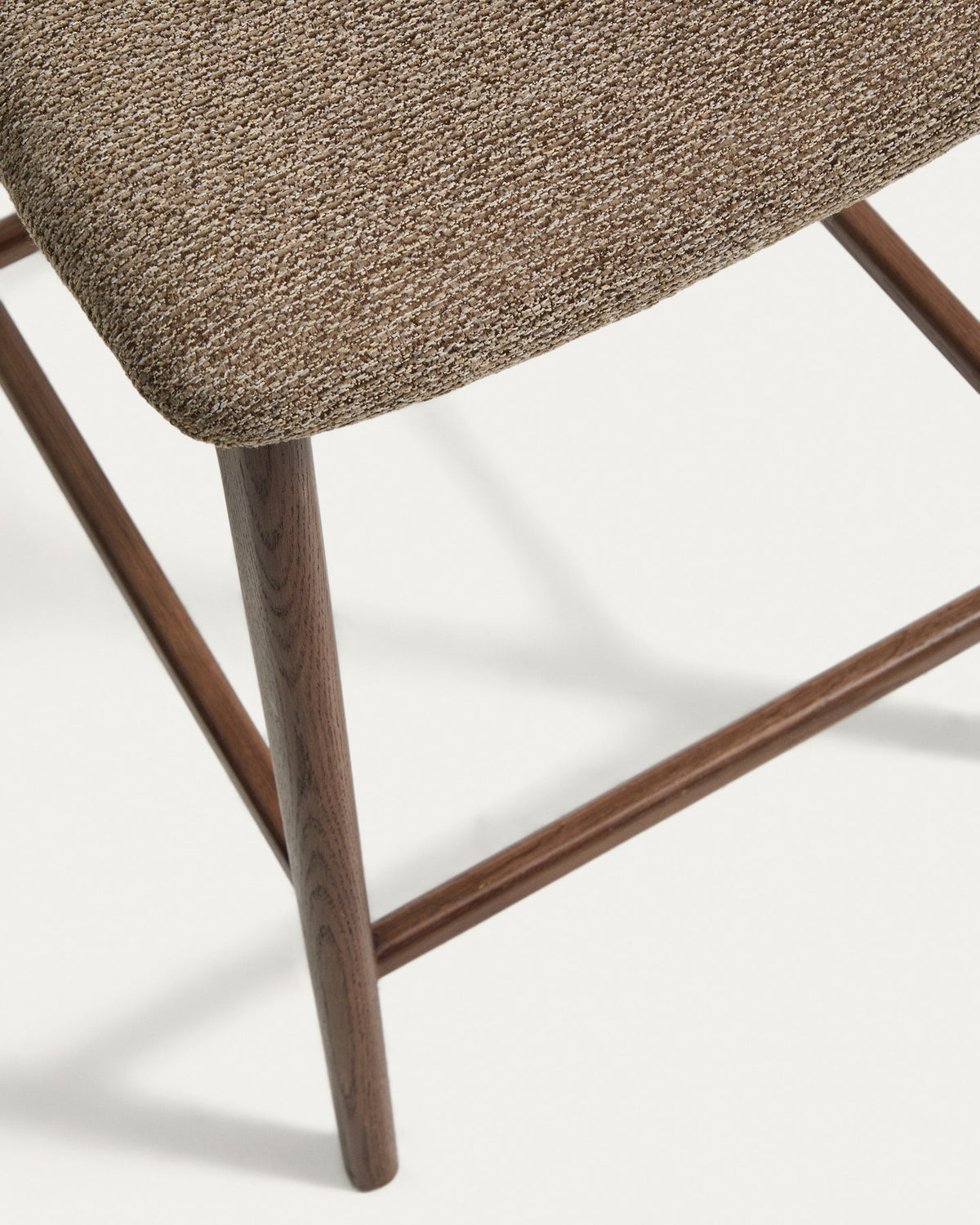 Barhocker Elnor von Kave Home mit gepolstertem Sitz aus braunem Chenille-Gewebe und Beinen aus massivem Eichenholz mit Nussbaum-Finish.