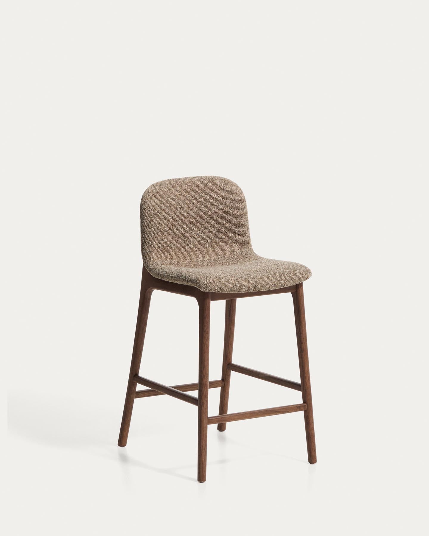 Hocker Elnor aus brauner Chenille und Beinen aus massivem Eichenholz mit Nussbaum-Finish 65 cm in Braun präsentiert im Onlineshop von KAQTU Design AG. Barhocker ist von Kave Home